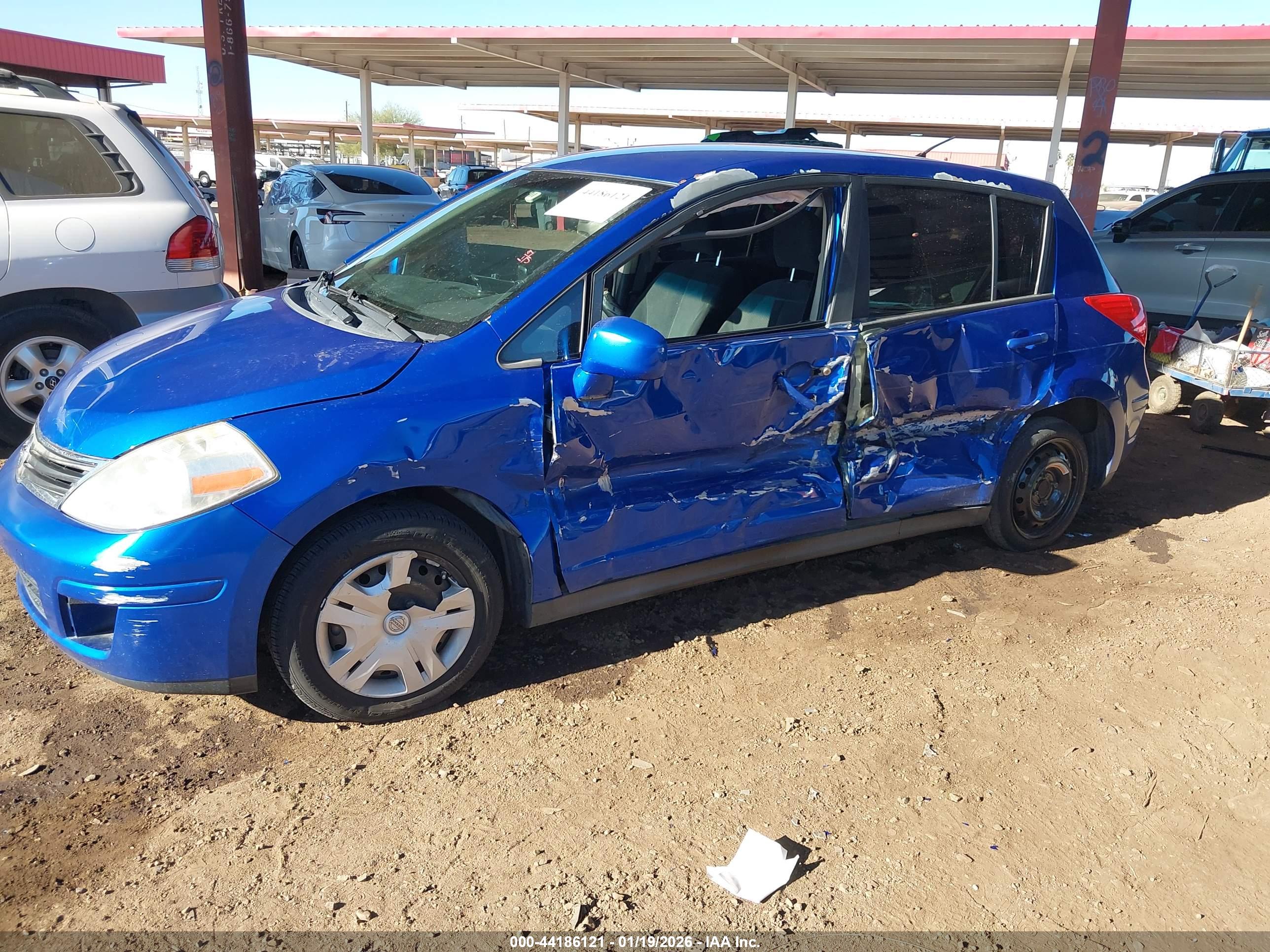 NISSAN VERSA image 6