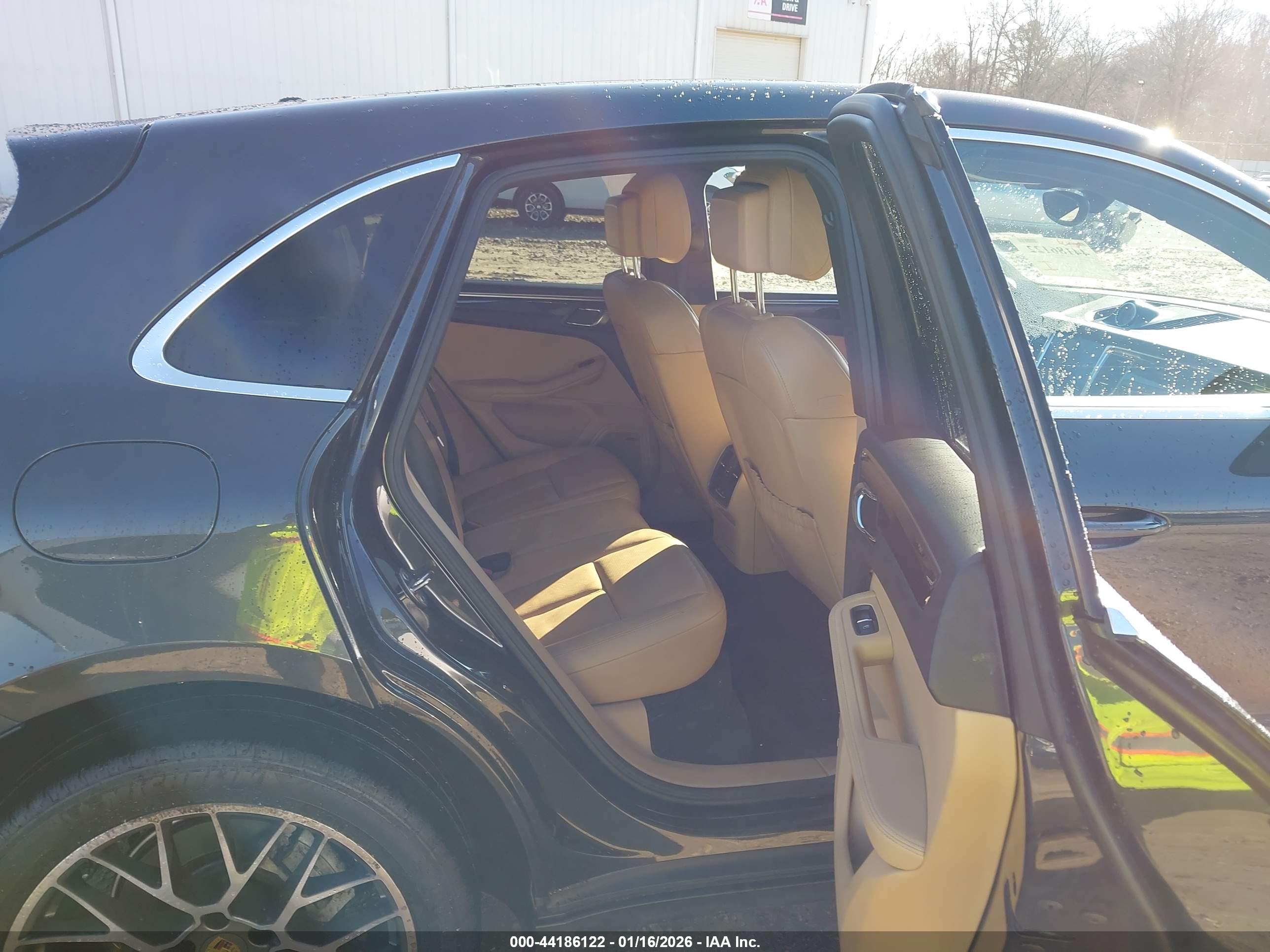 PORSCHE MACAN image 8