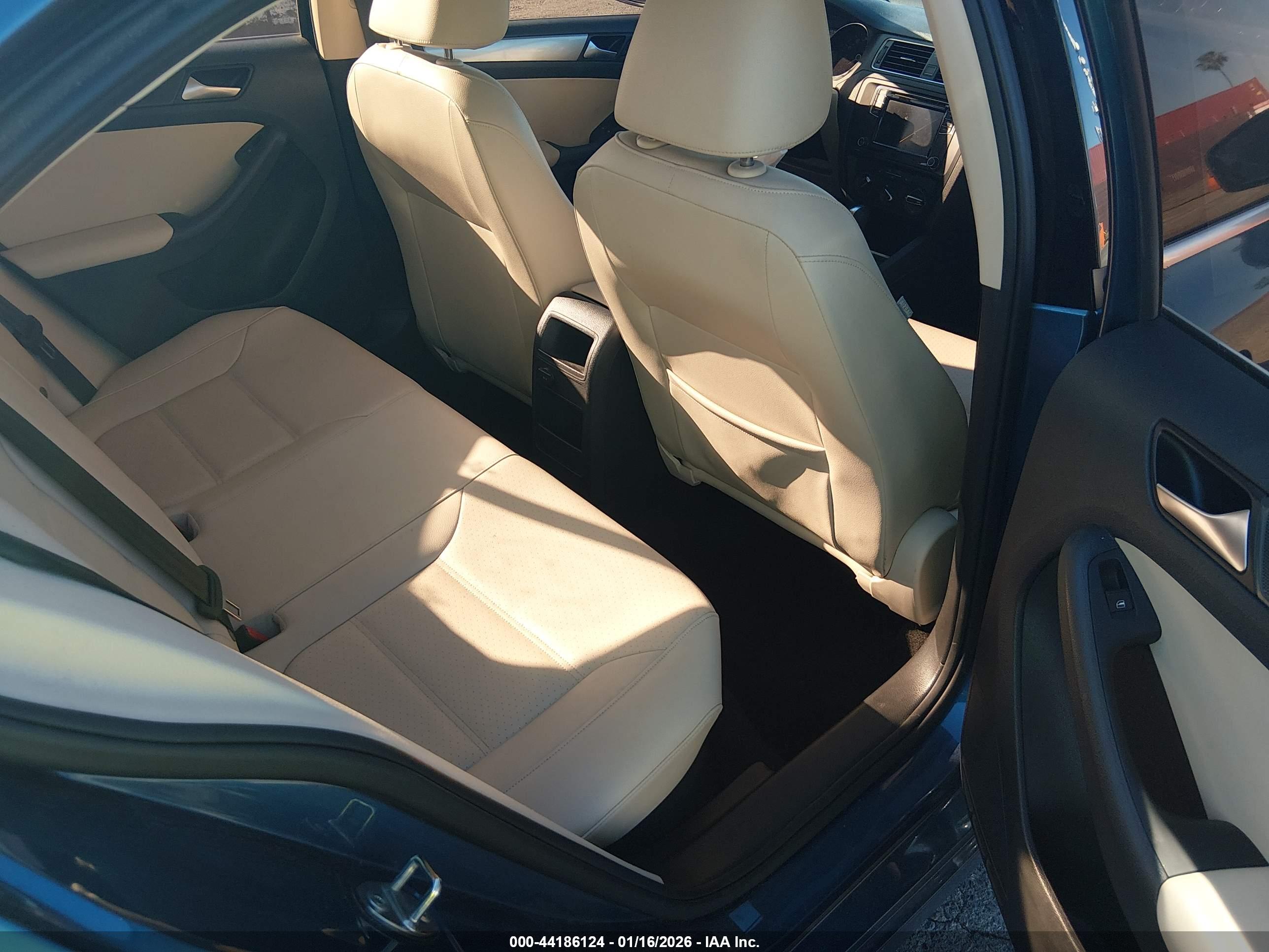 VOLKSWAGEN JETTA image 8