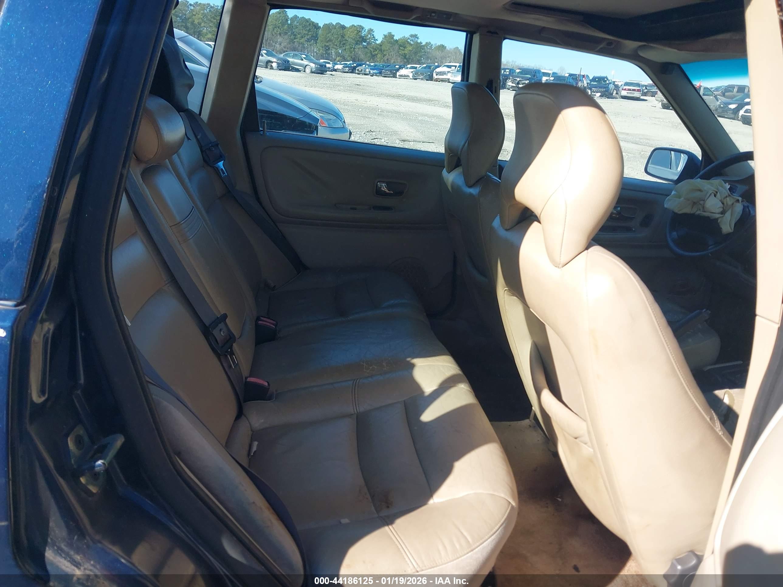 VOLVO V70 image 8