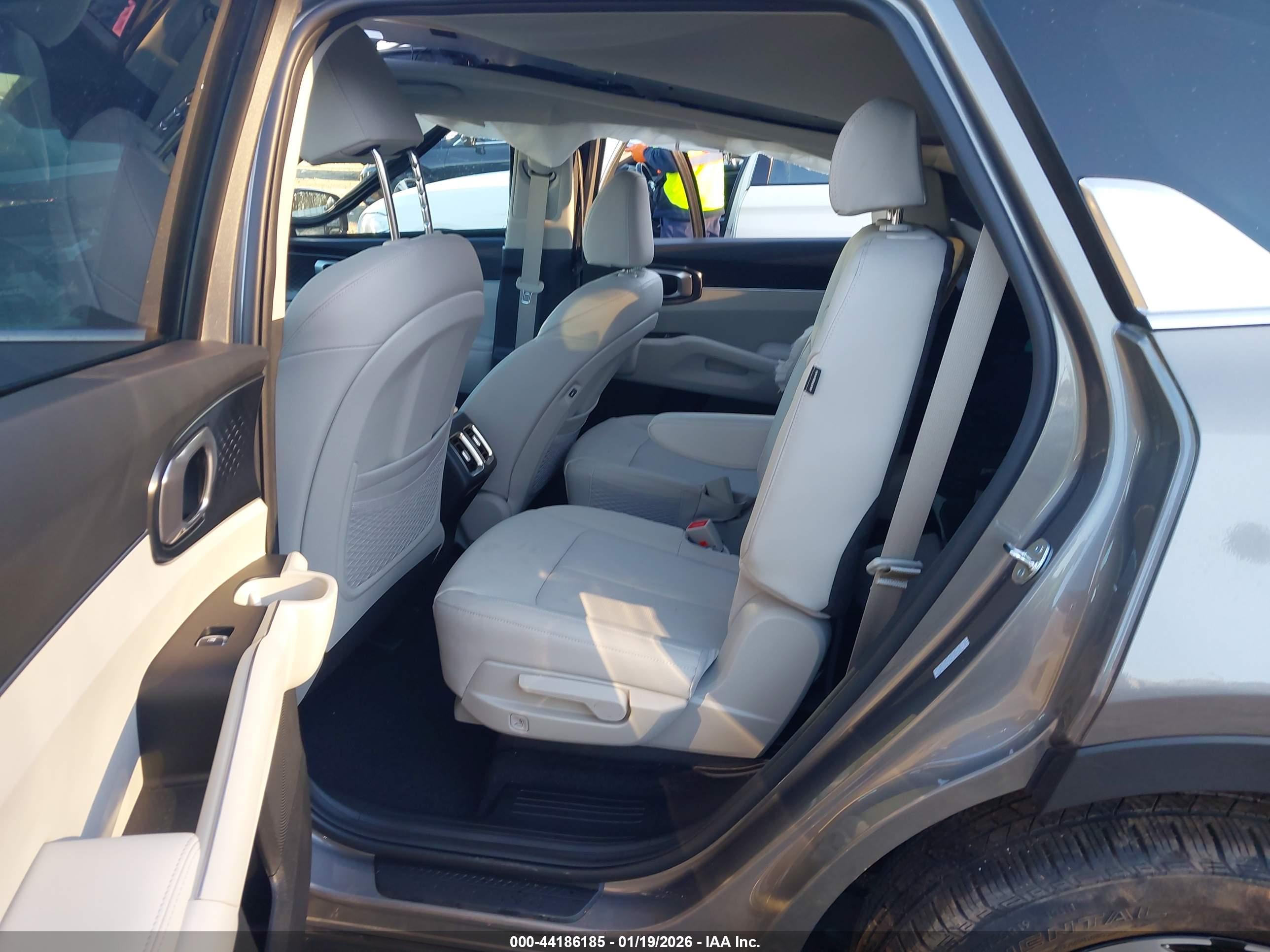 KIA SORENTO image 8