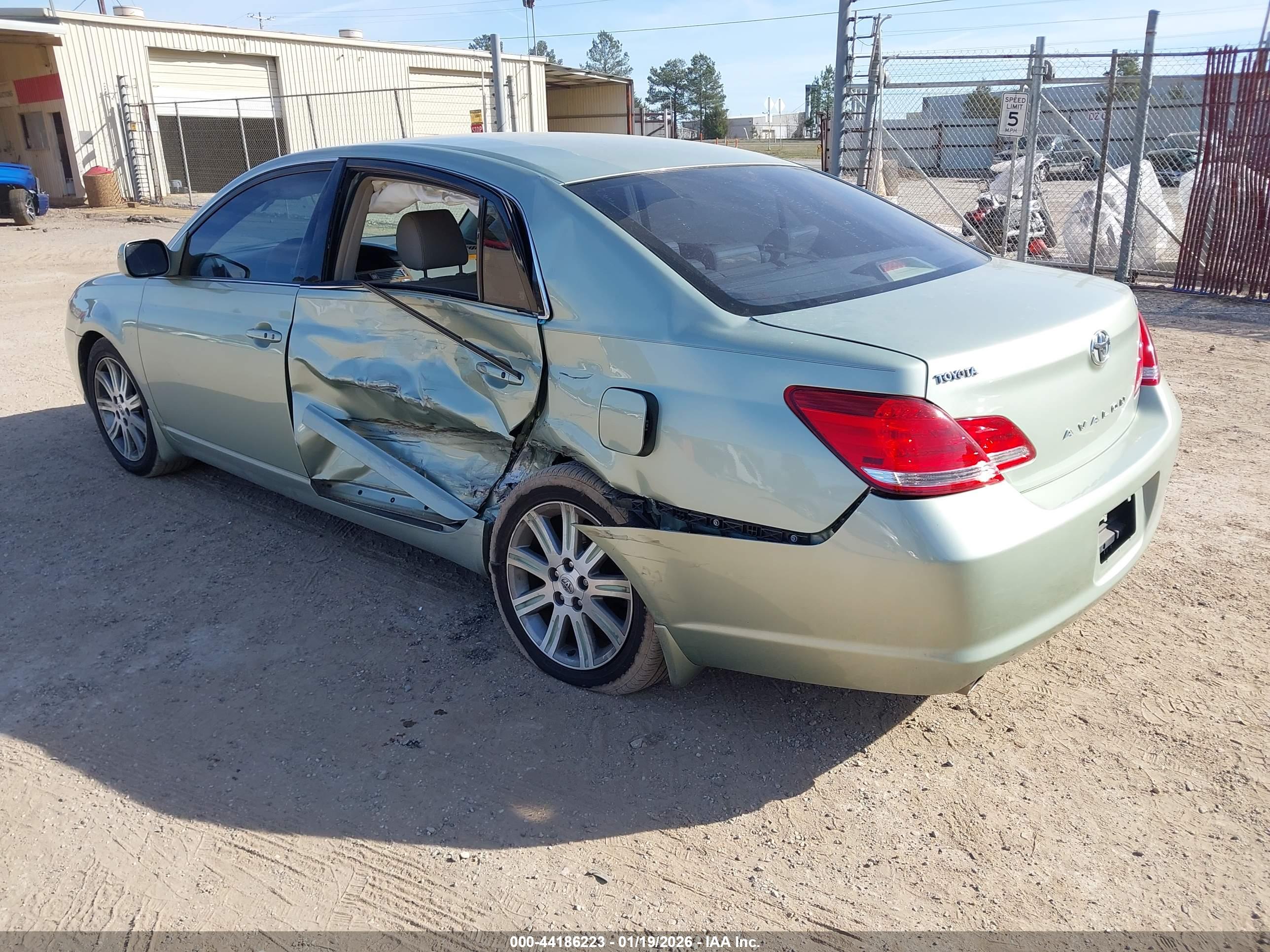 TOYOTA AVALON image 3