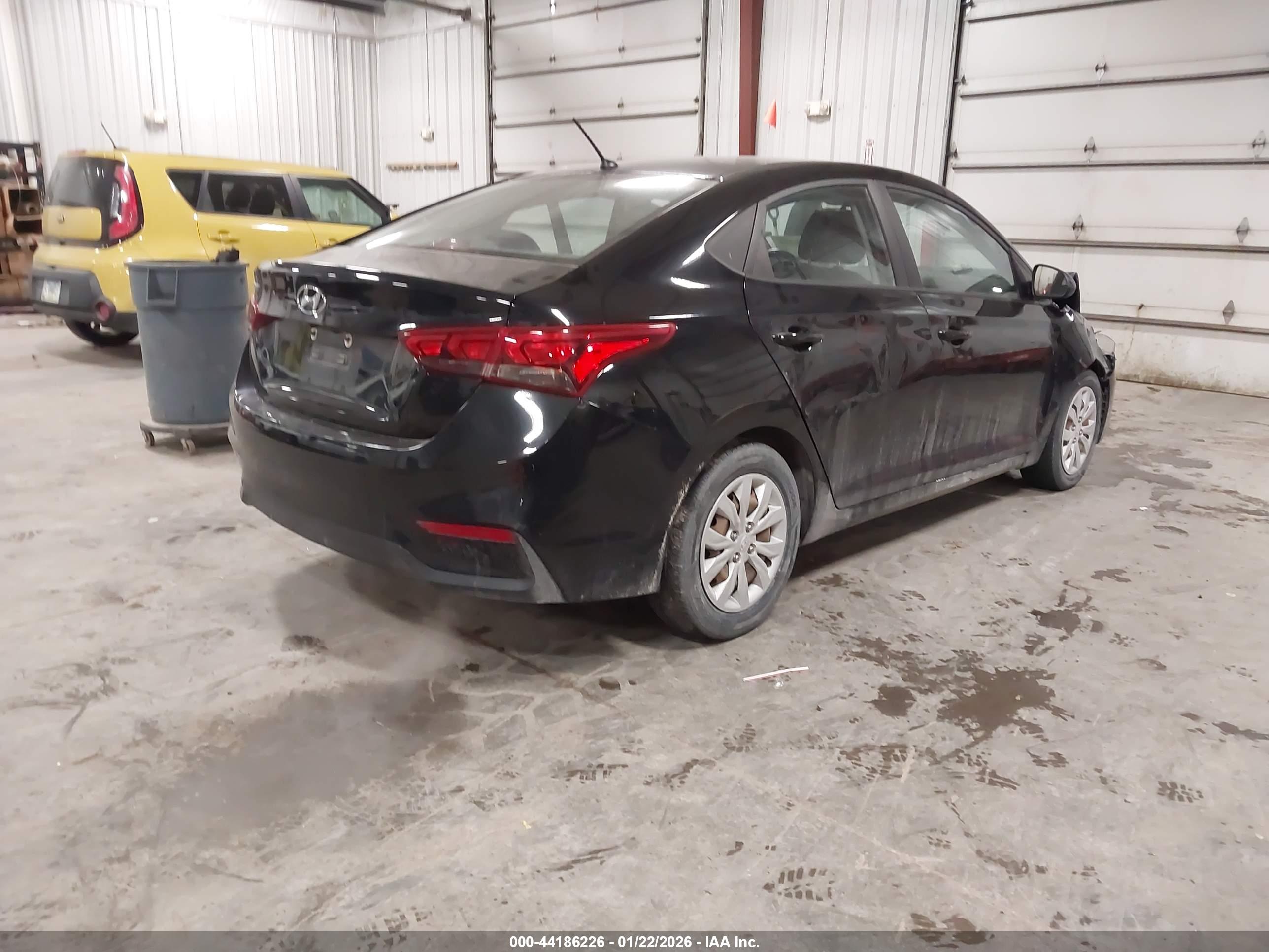 HYUNDAI ACCENT image 4