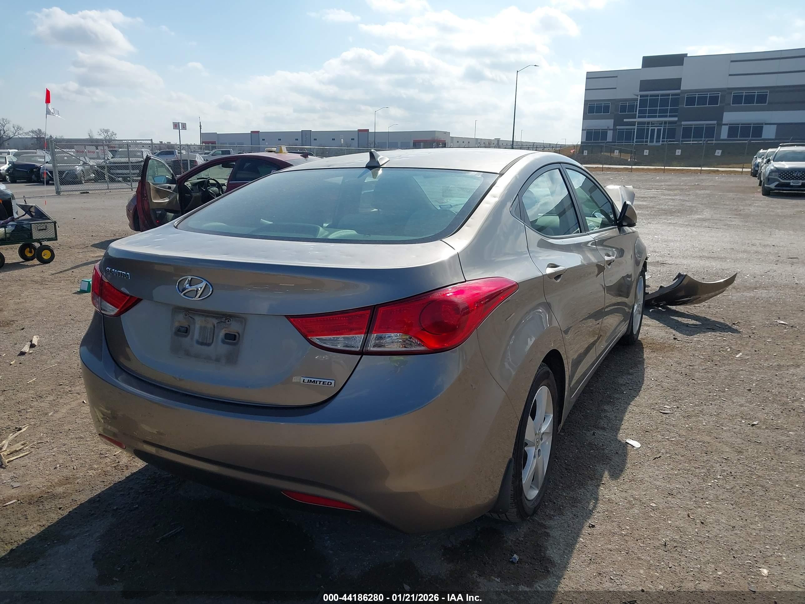 HYUNDAI ELANTRA image 4