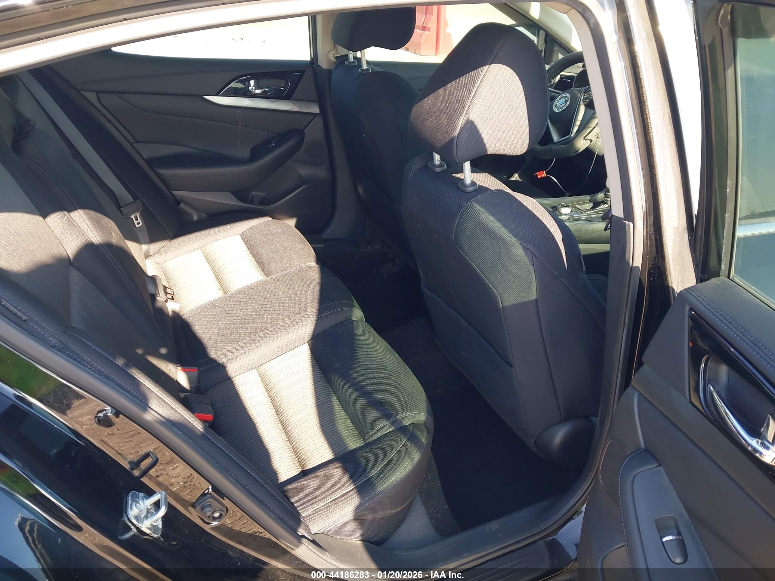 NISSAN MAXIMA image 8