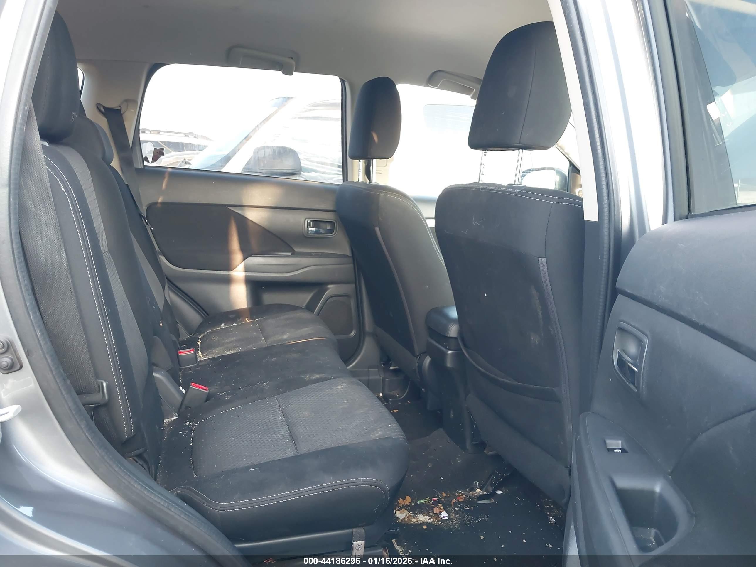 MITSUBISHI OUTLANDER image 8