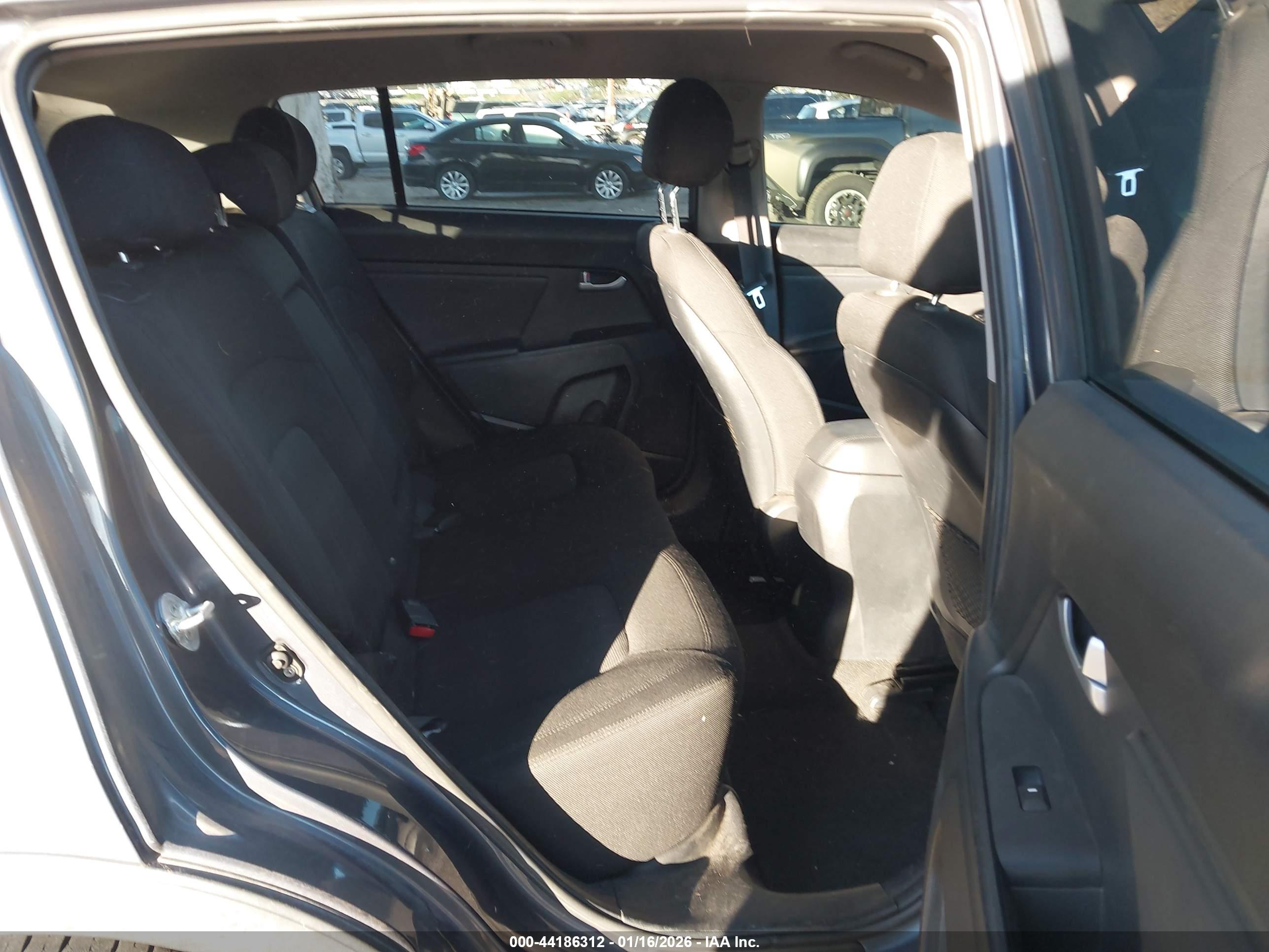KIA SPORTAGE image 8