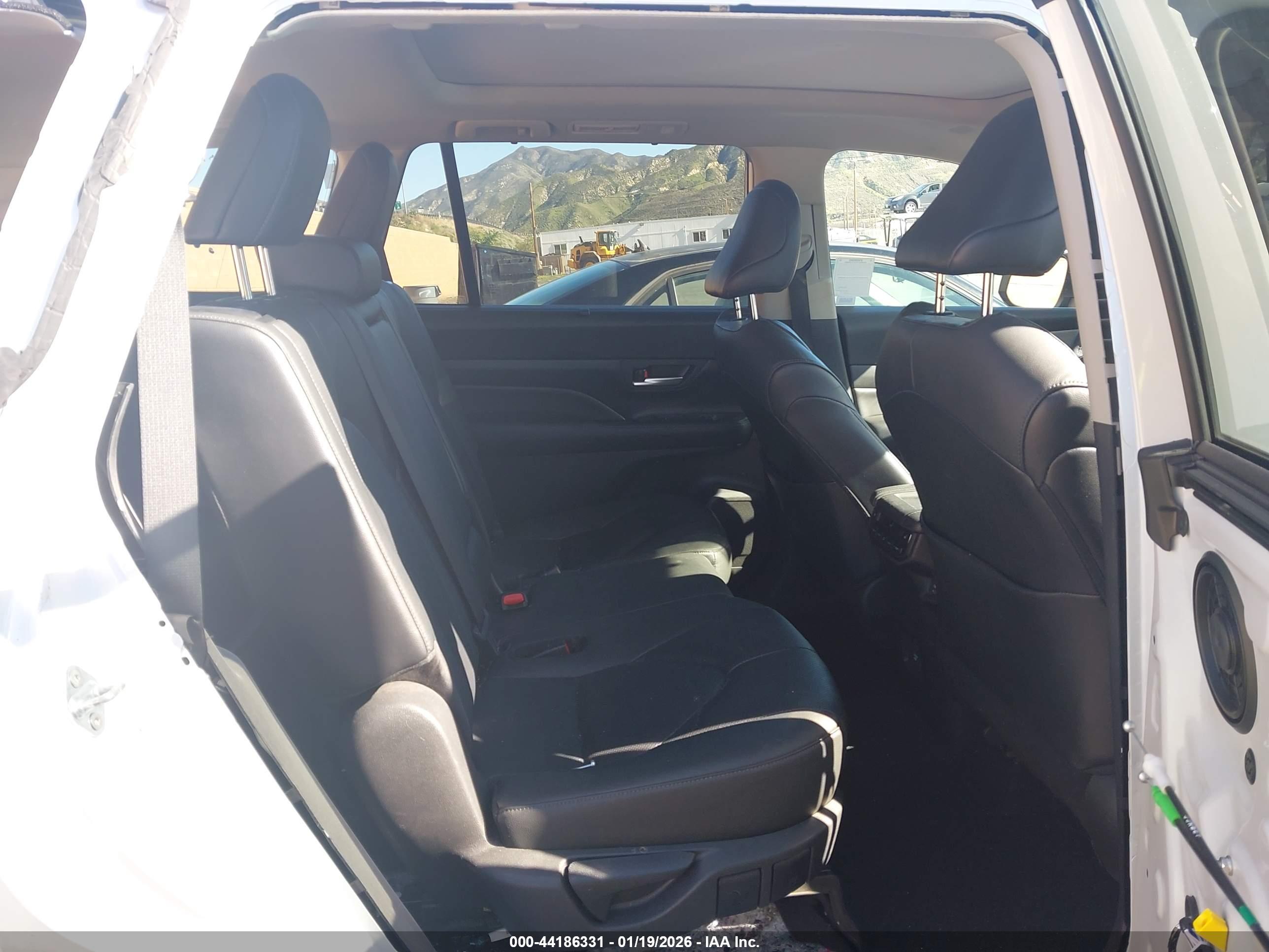 TOYOTA GRAND image 8