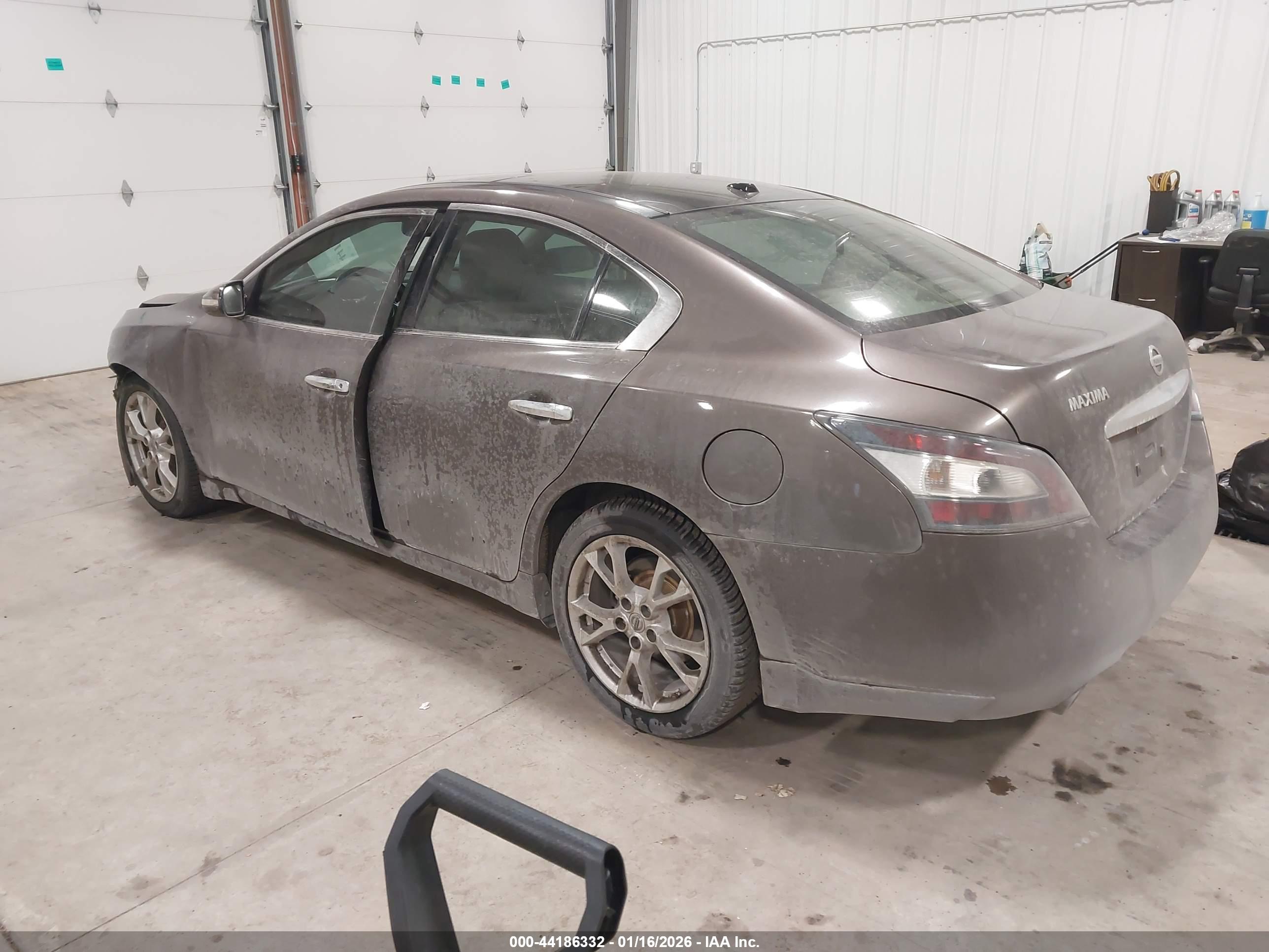 NISSAN MAXIMA image 3
