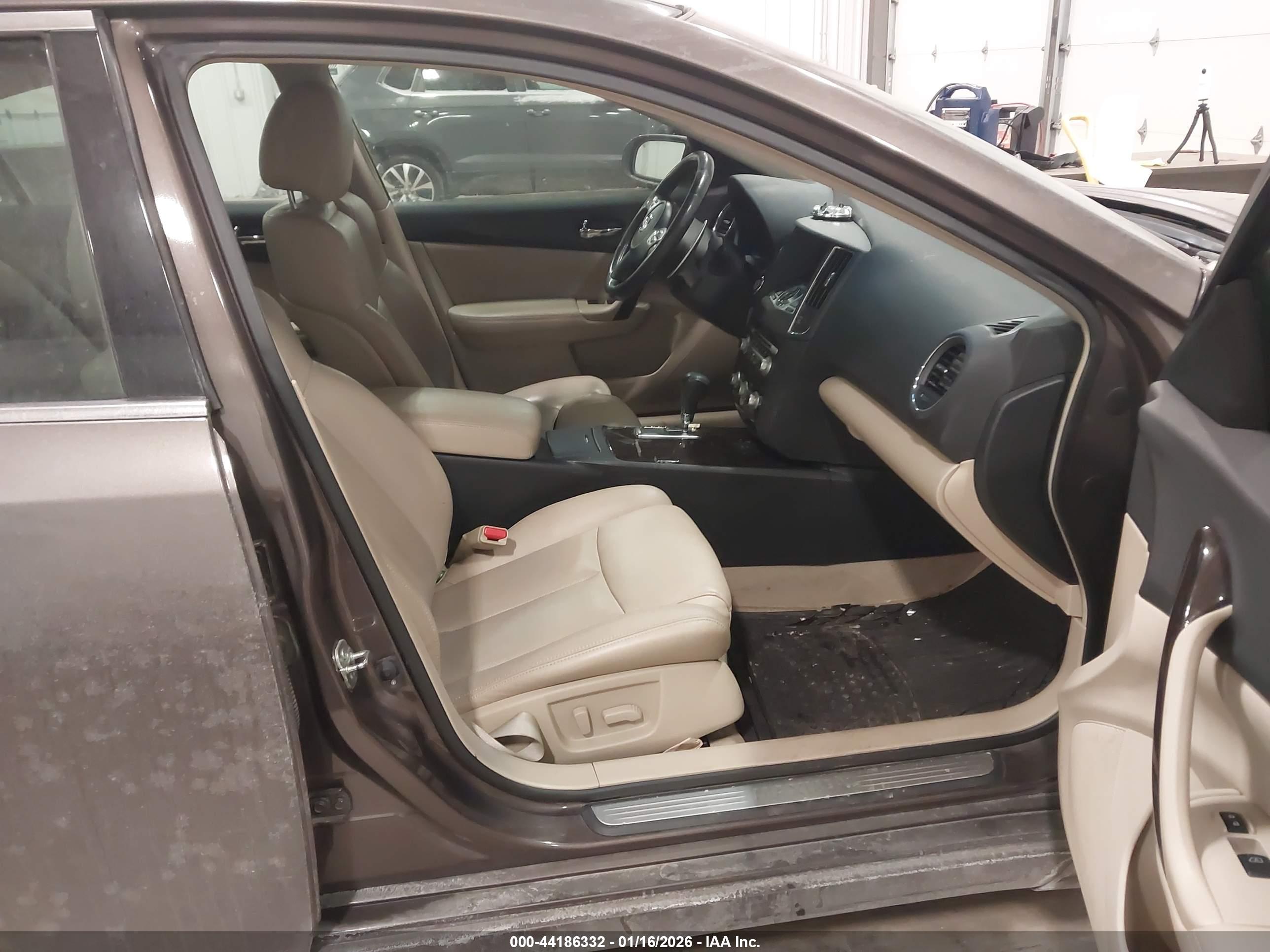 NISSAN MAXIMA image 5