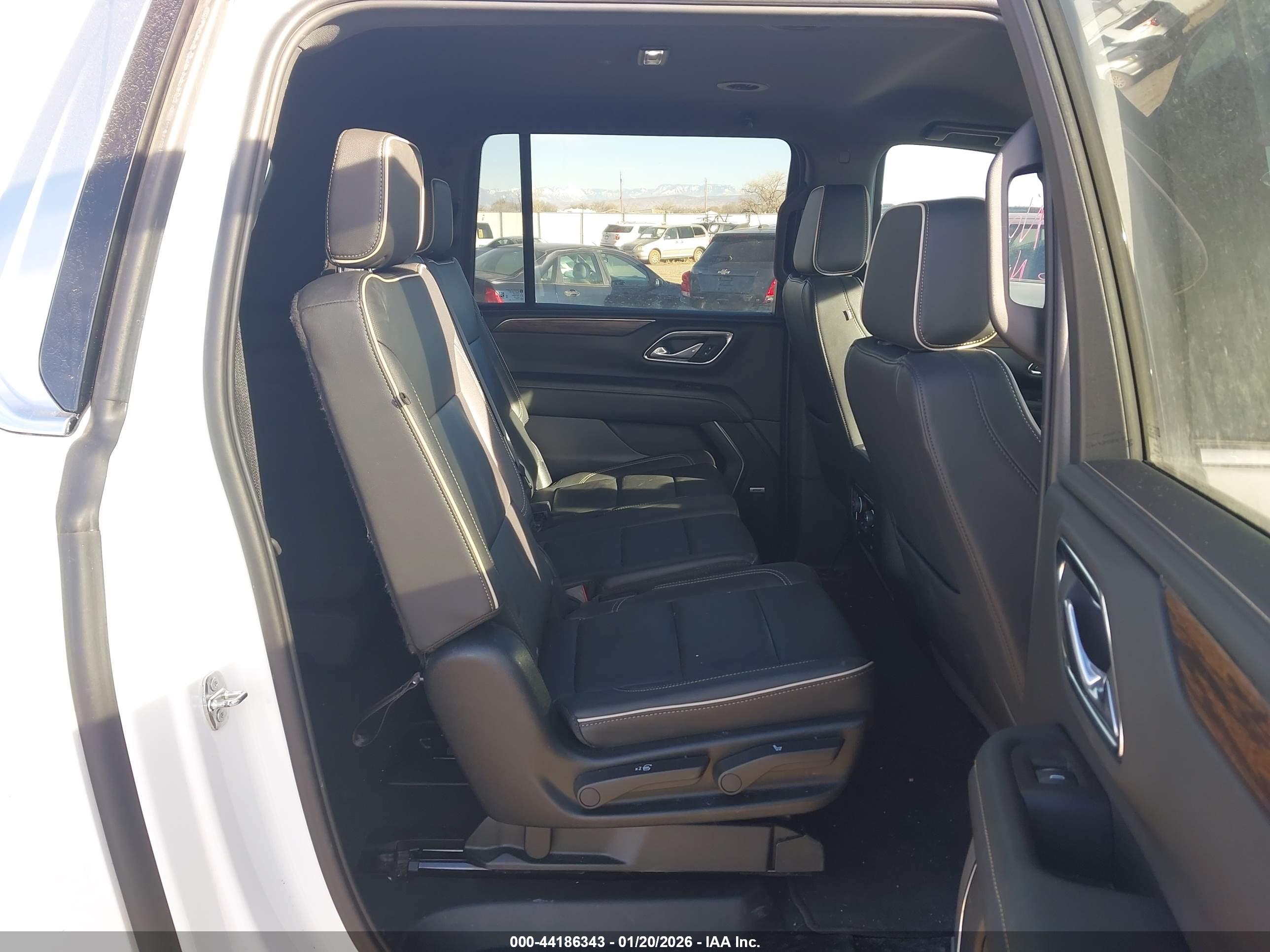 CHEVROLET SUBURBAN image 8