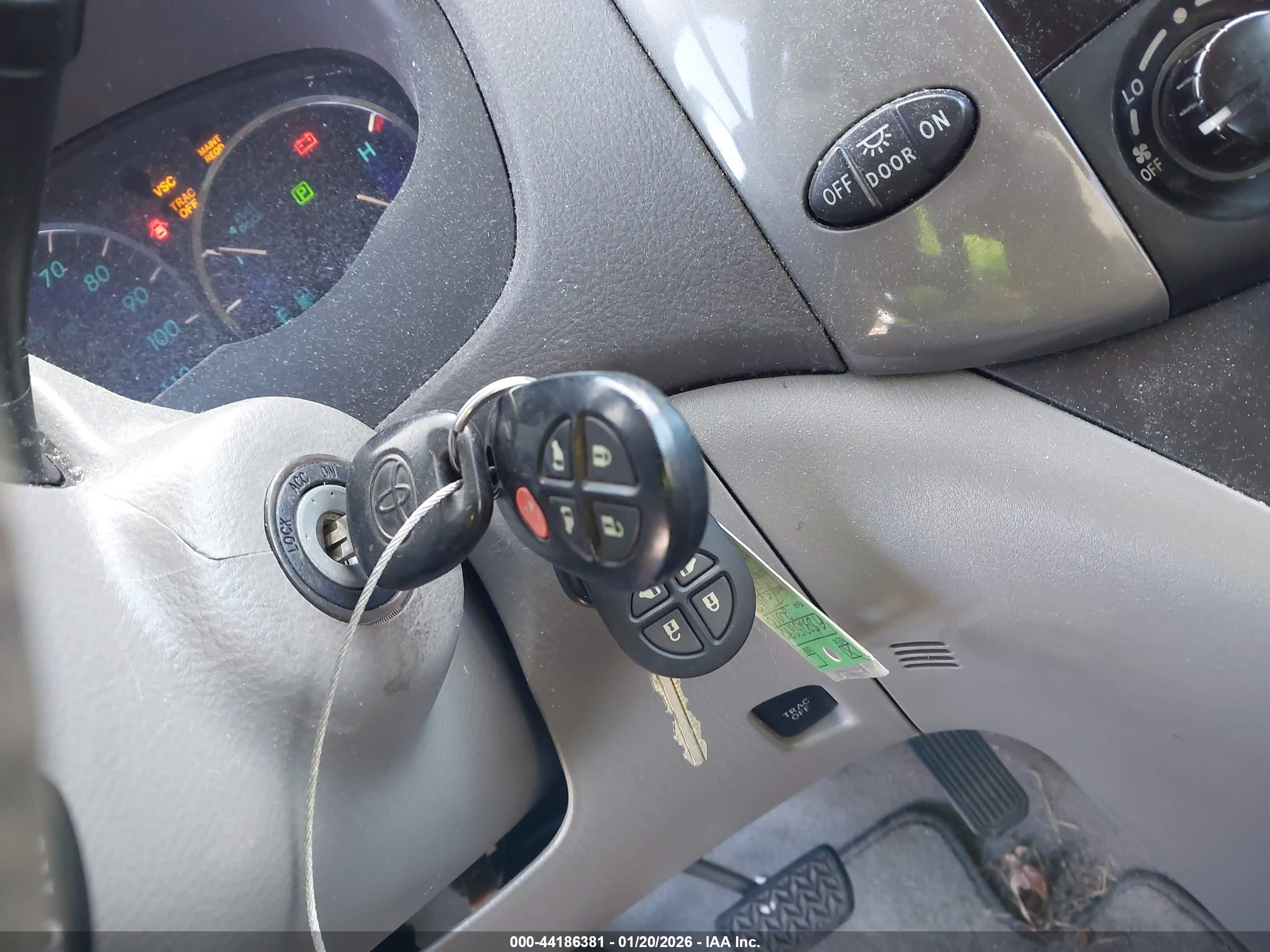 TOYOTA SIENNA image 11