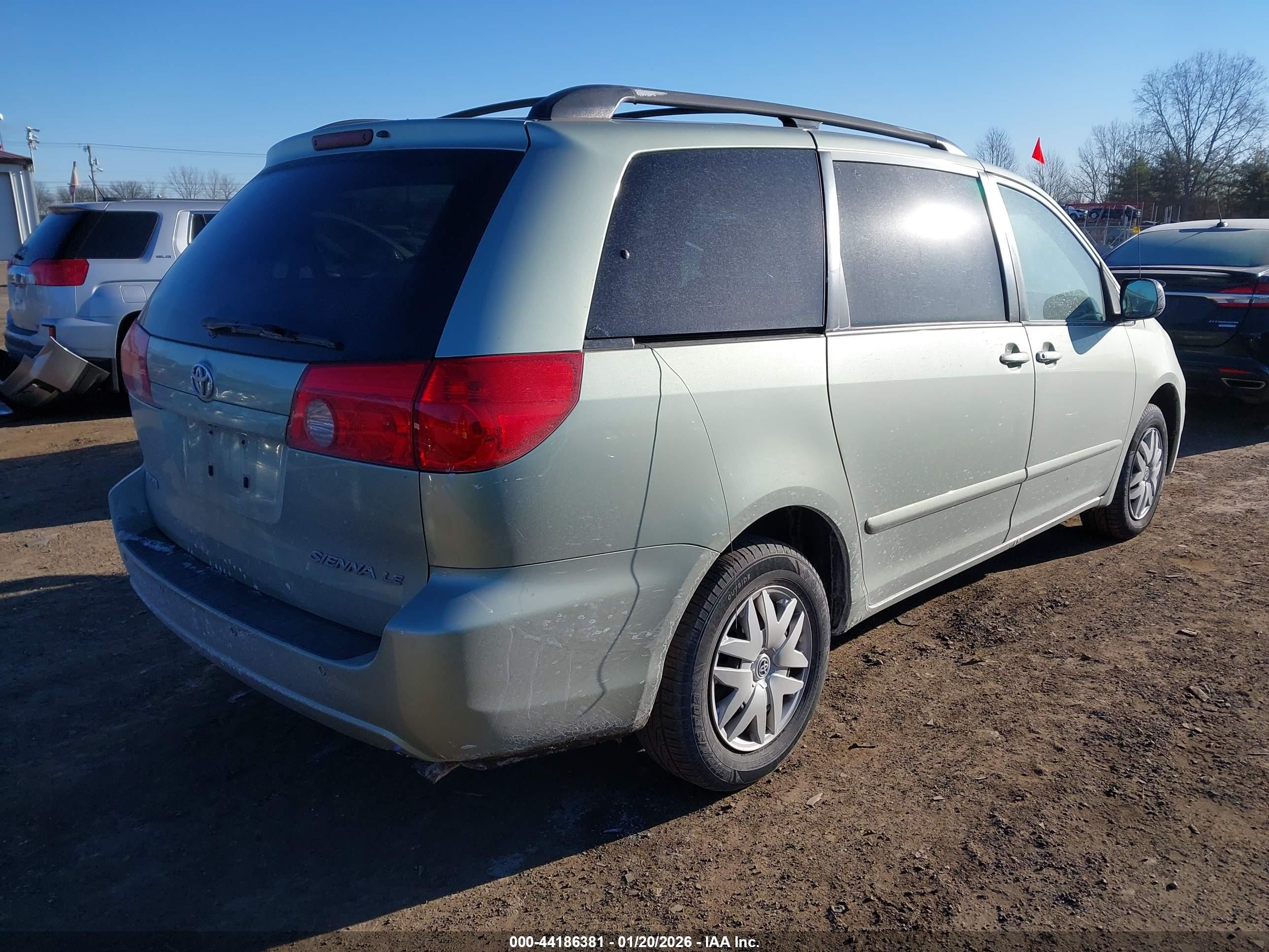 TOYOTA SIENNA image 4