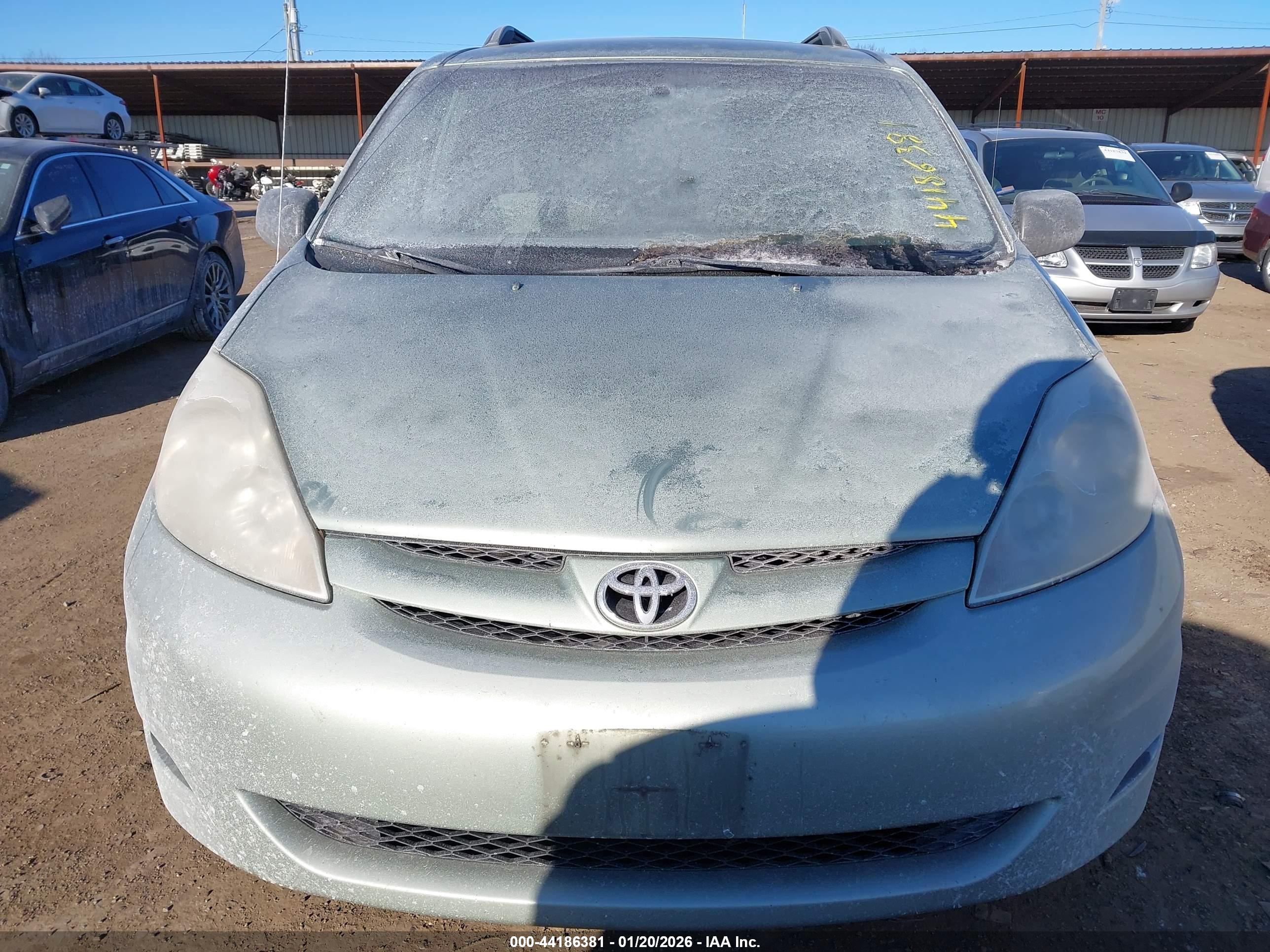 TOYOTA SIENNA image 6