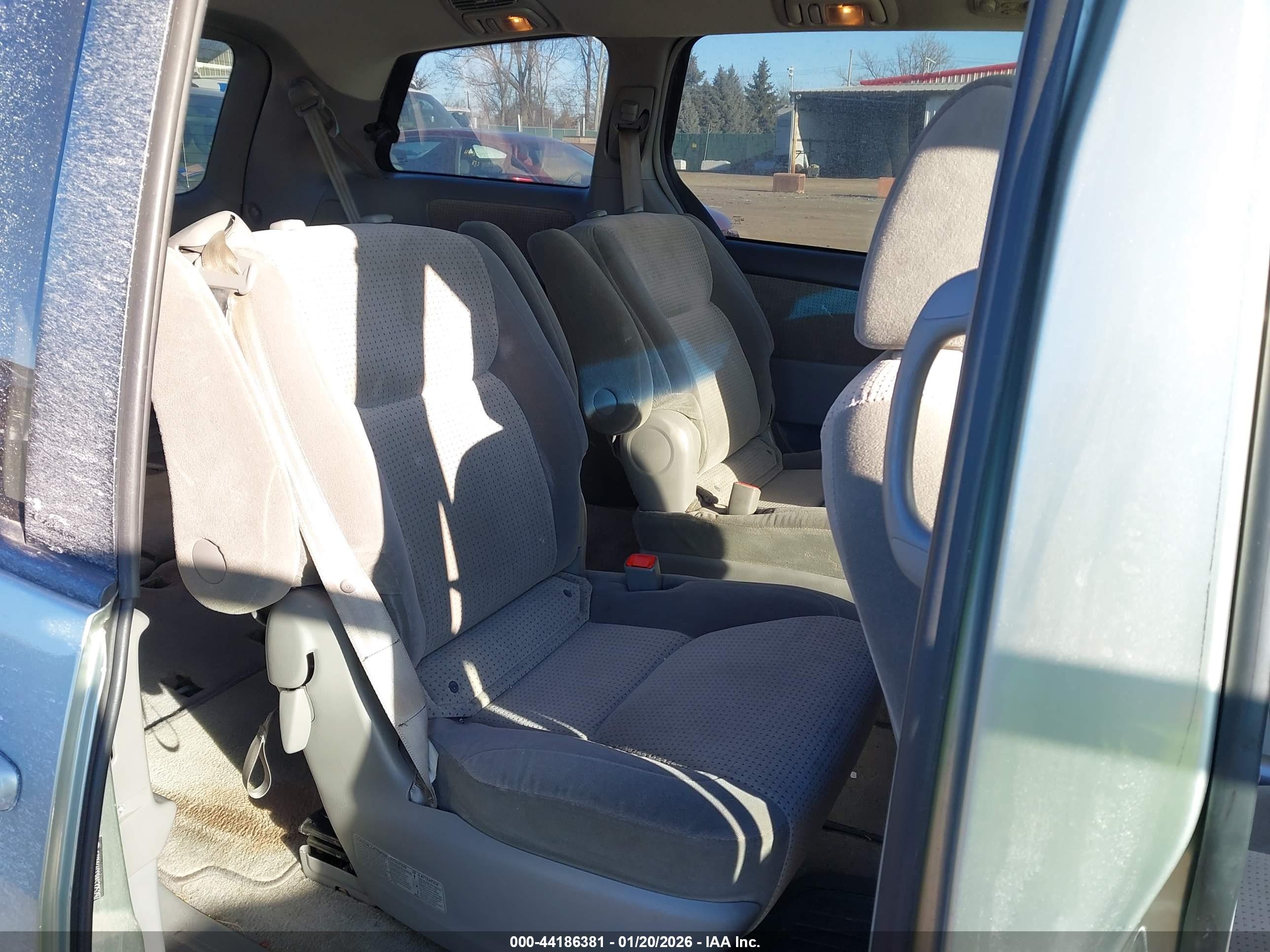 TOYOTA SIENNA image 8