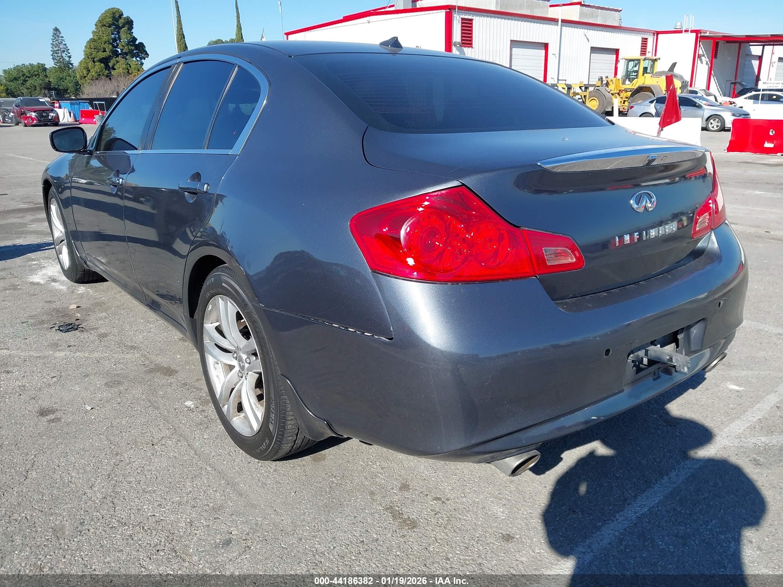 INFINITI G37 image 3