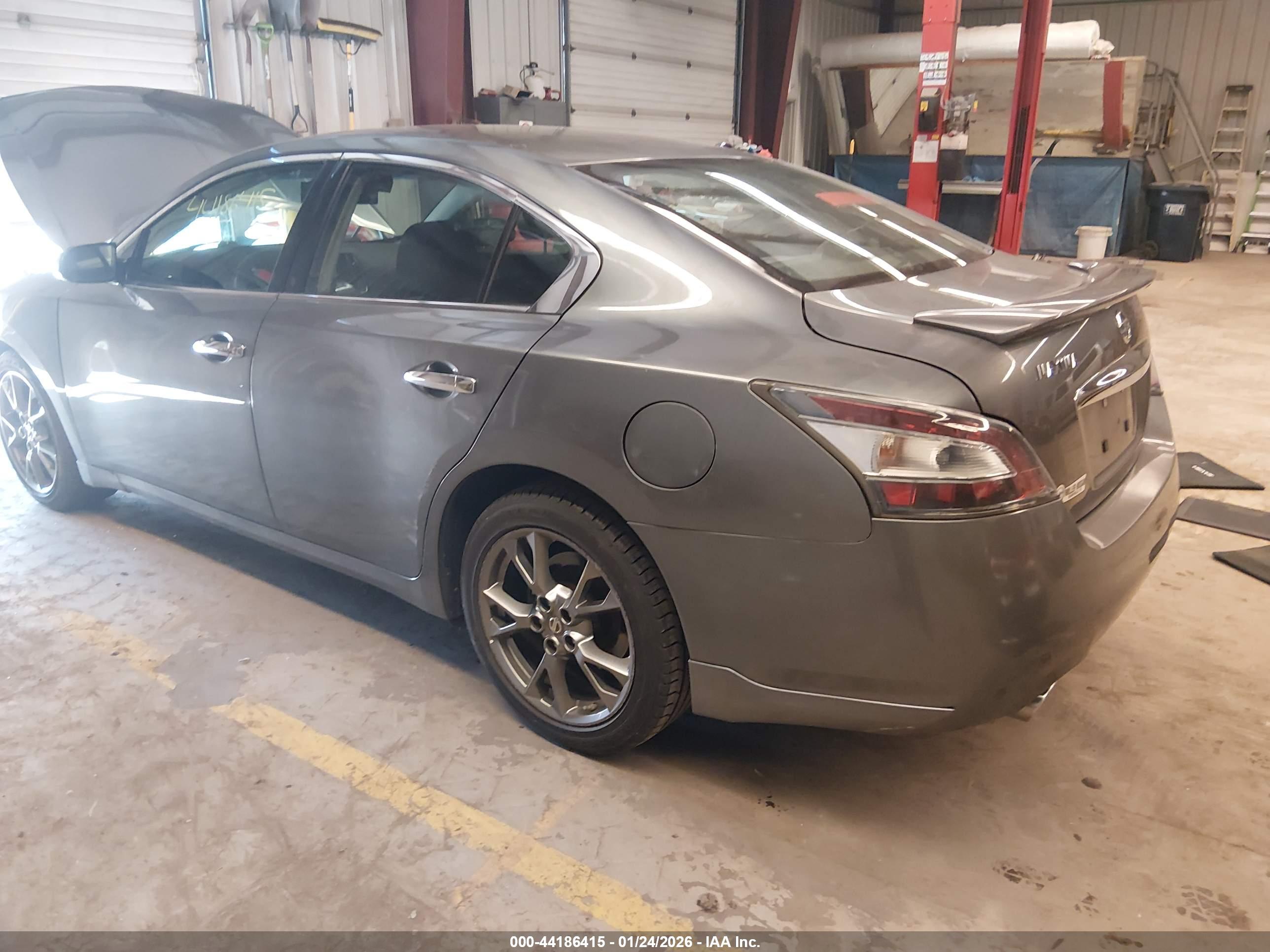 NISSAN MAXIMA image 3