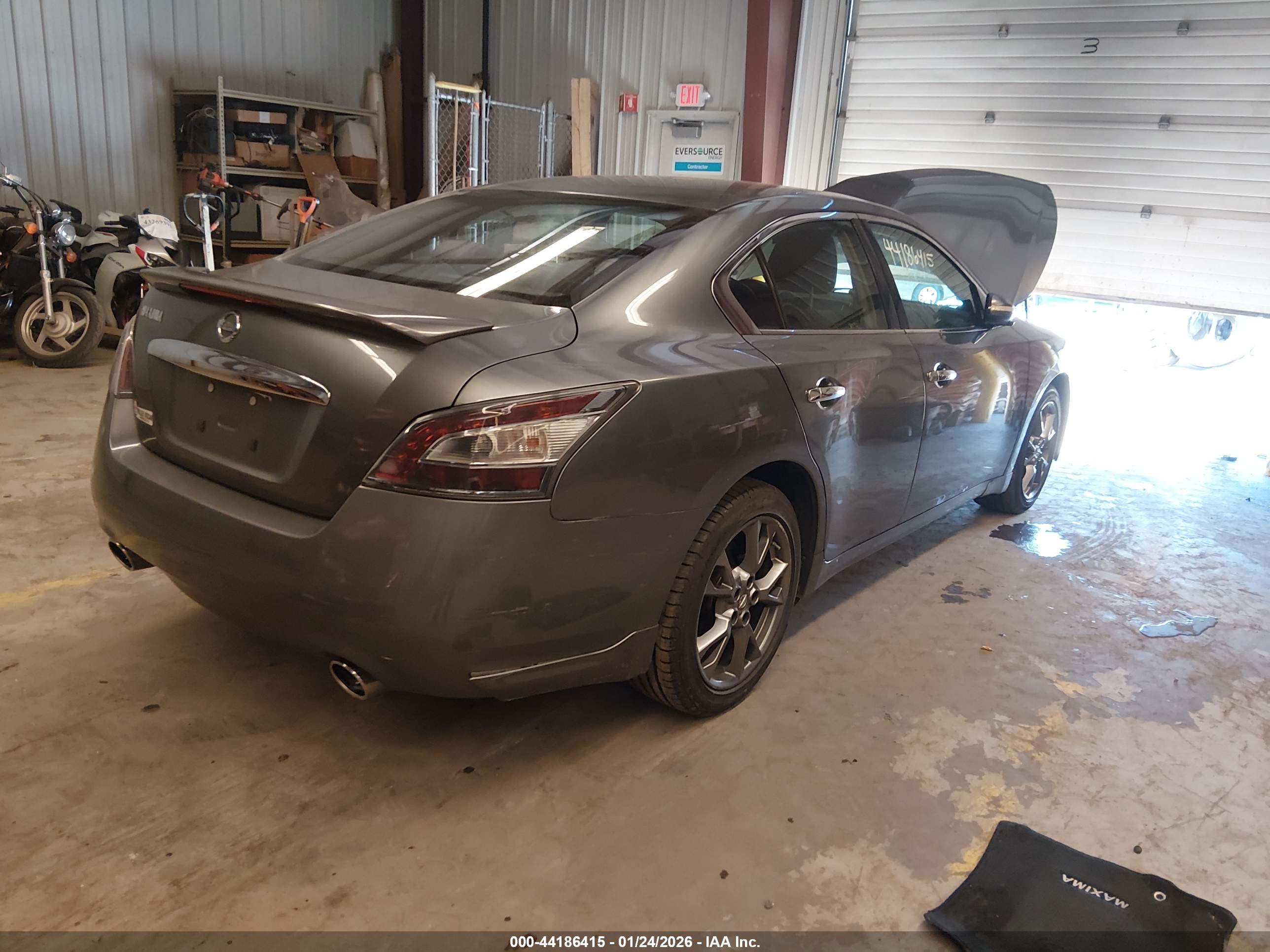 NISSAN MAXIMA image 4