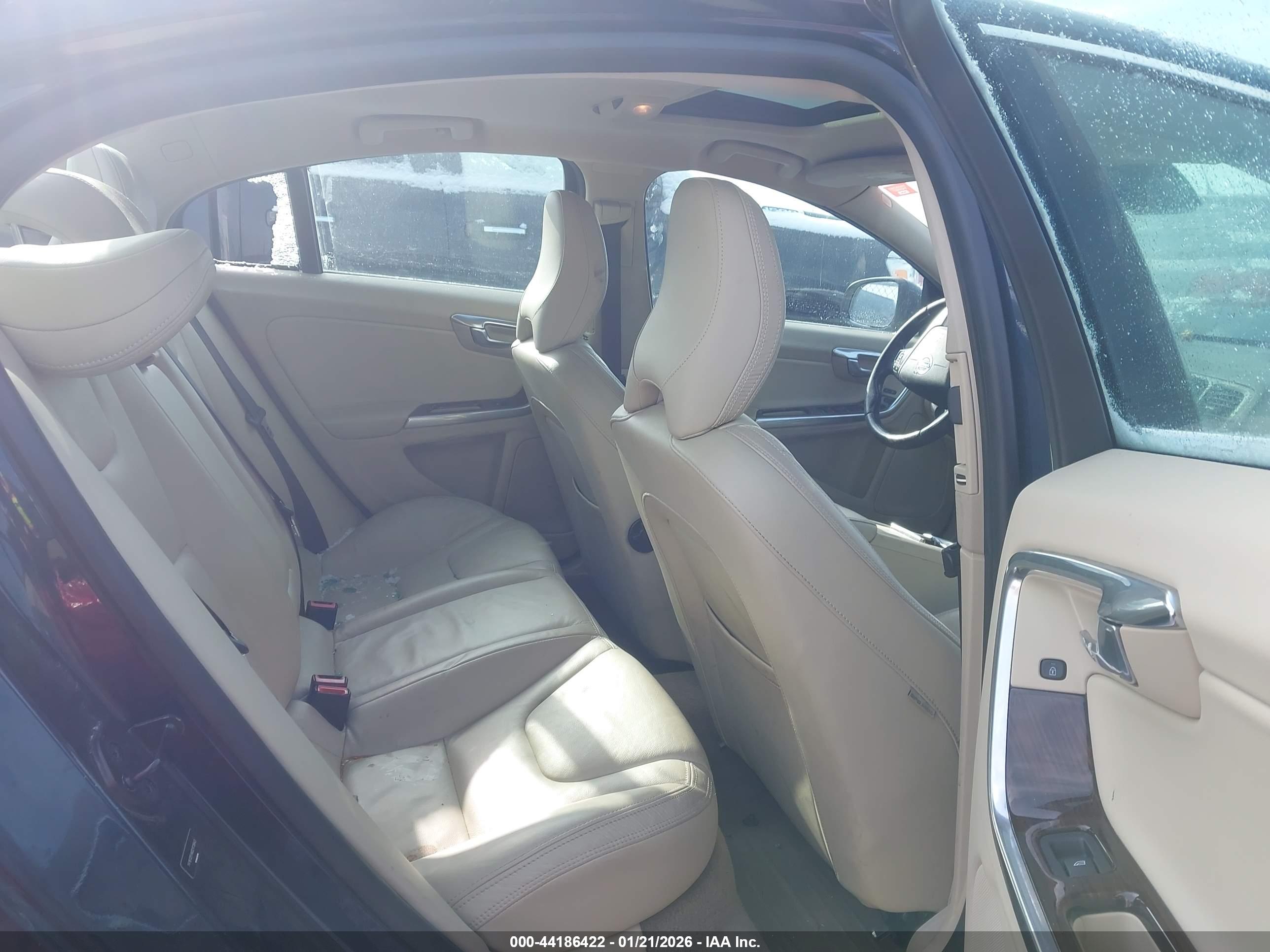 VOLVO S60 image 8