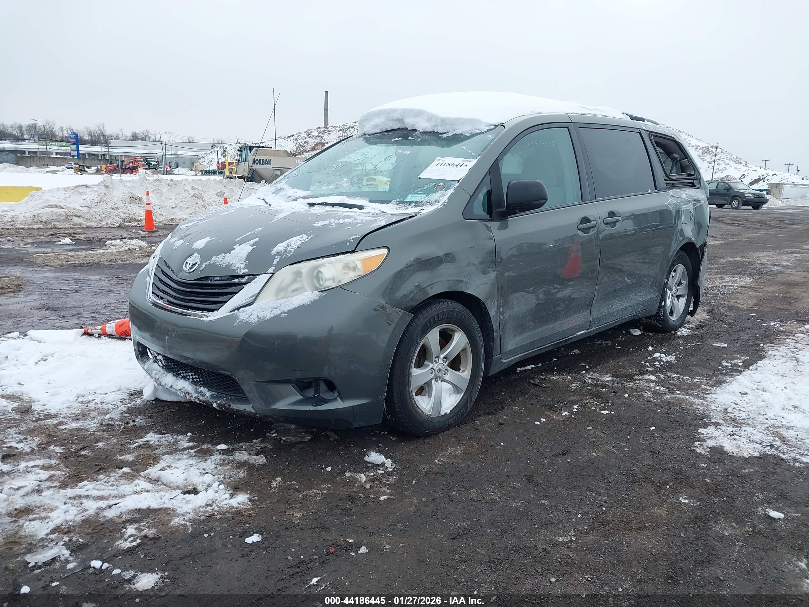 TOYOTA SIENNA image 2