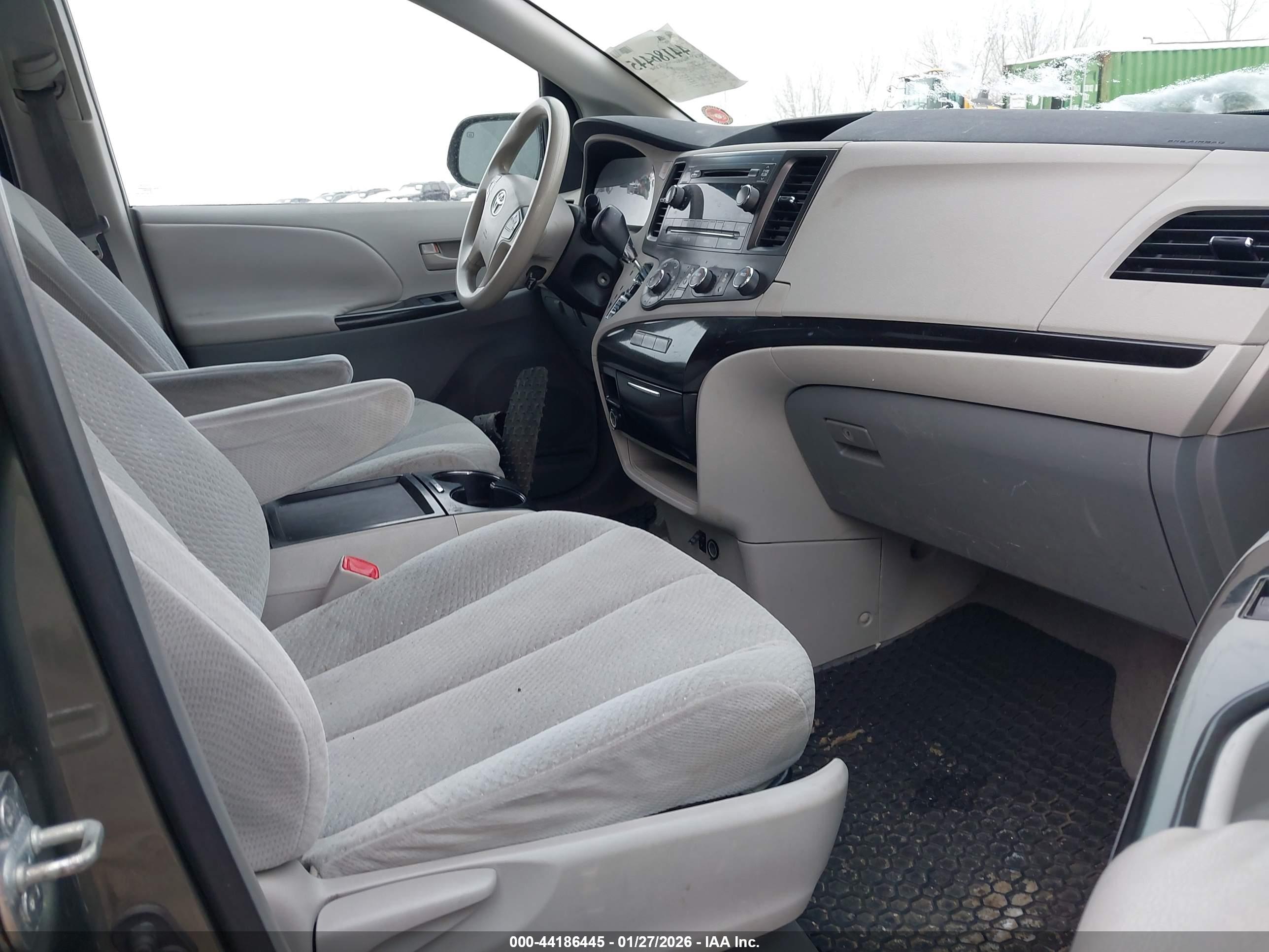 TOYOTA SIENNA image 5