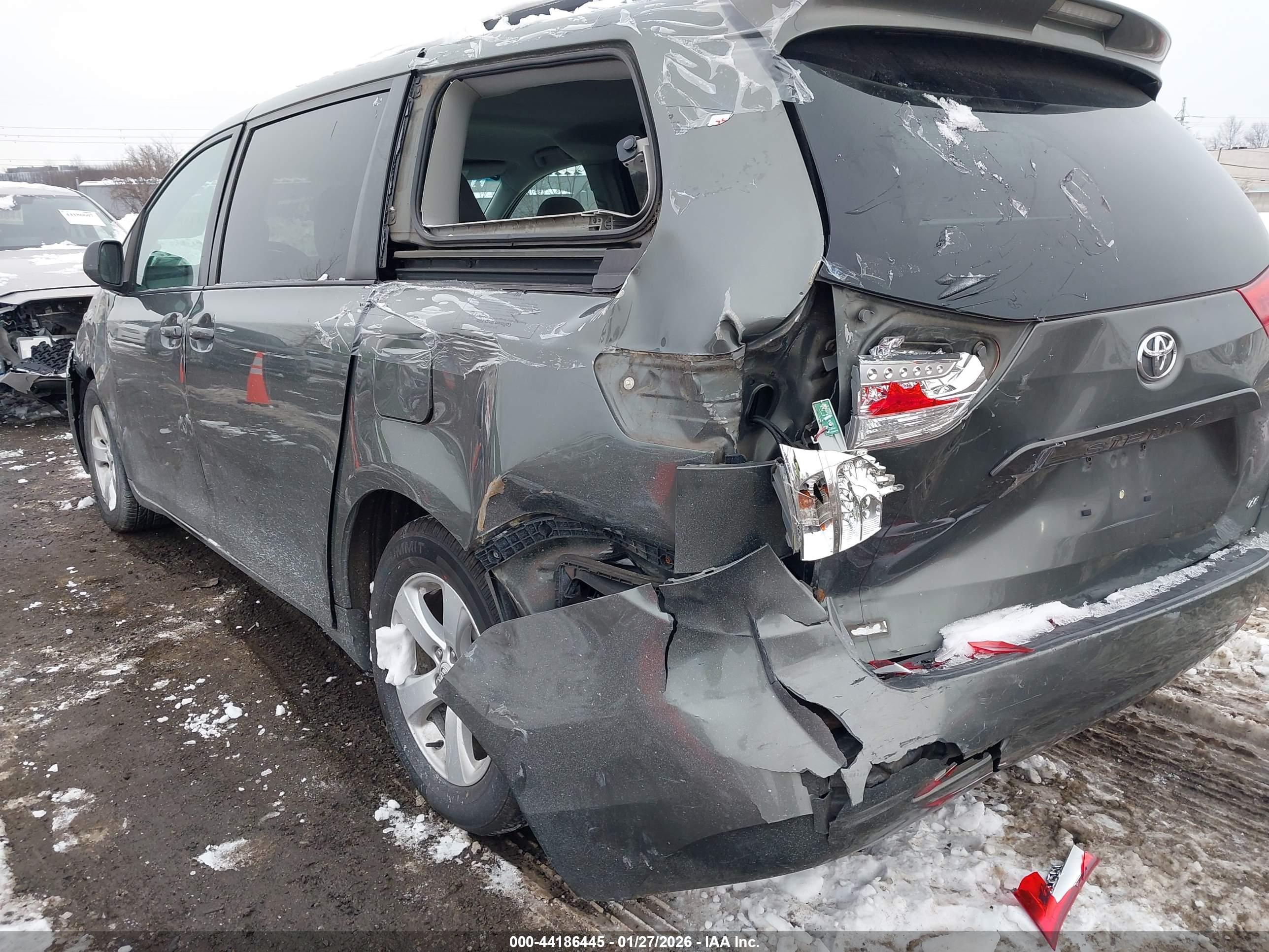 TOYOTA SIENNA image 6