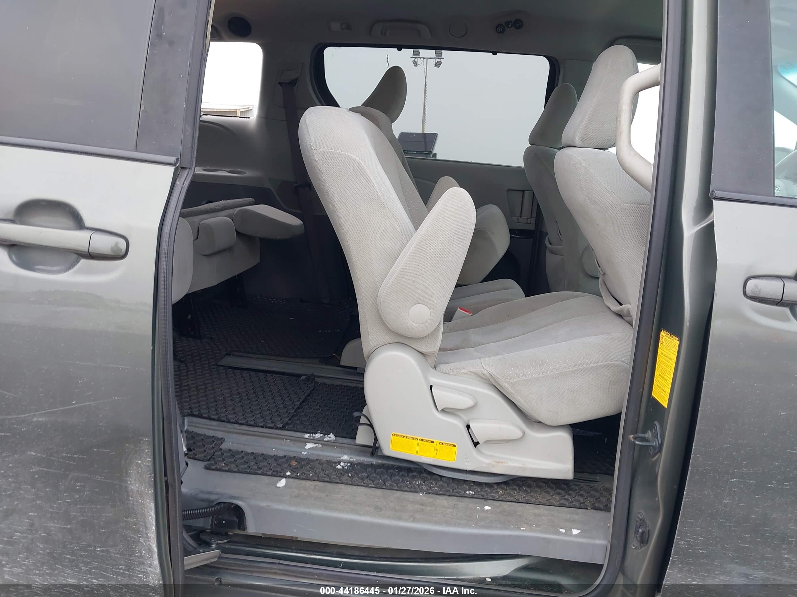 TOYOTA SIENNA image 8