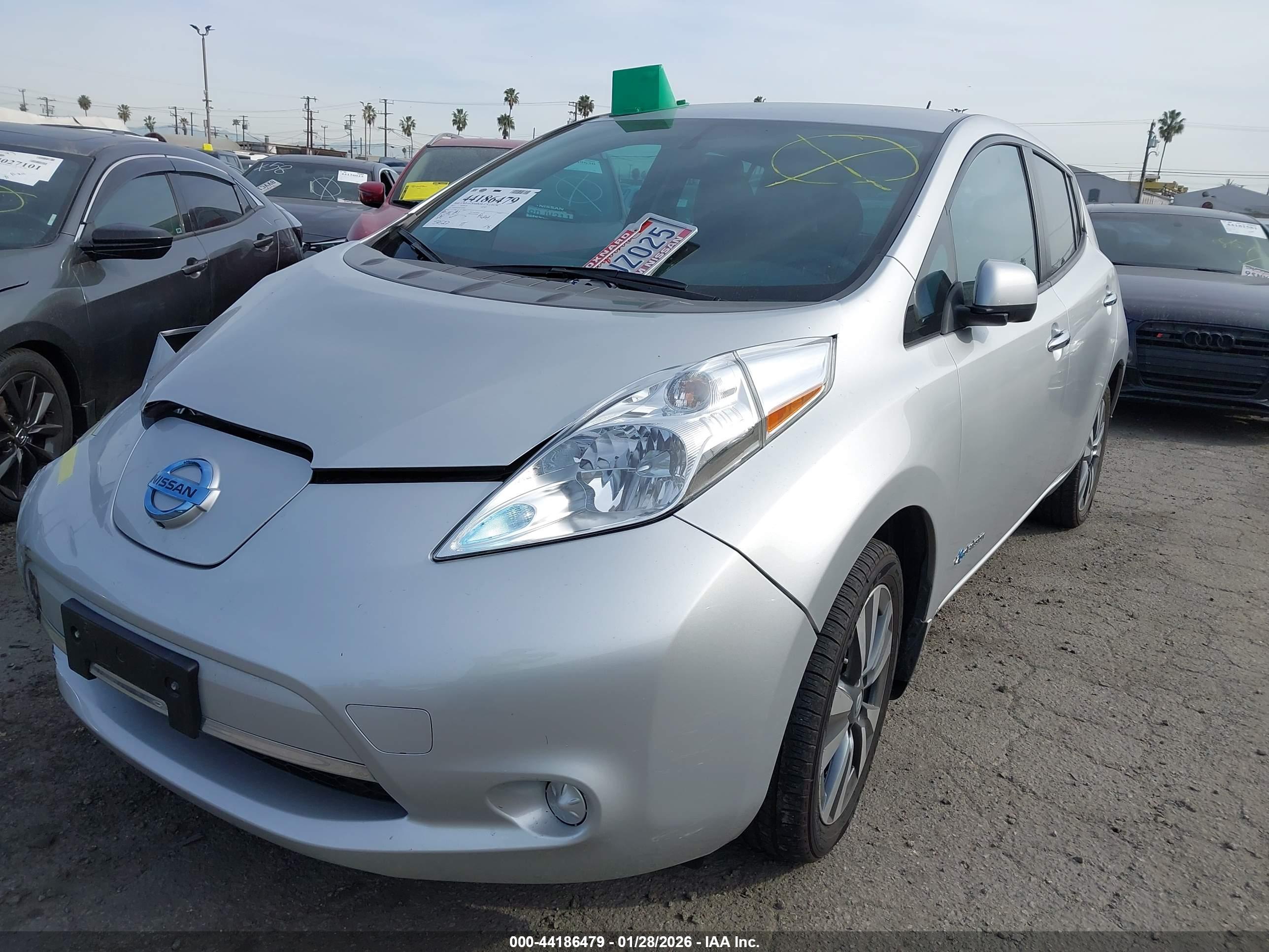 NISSAN LEAF image 2