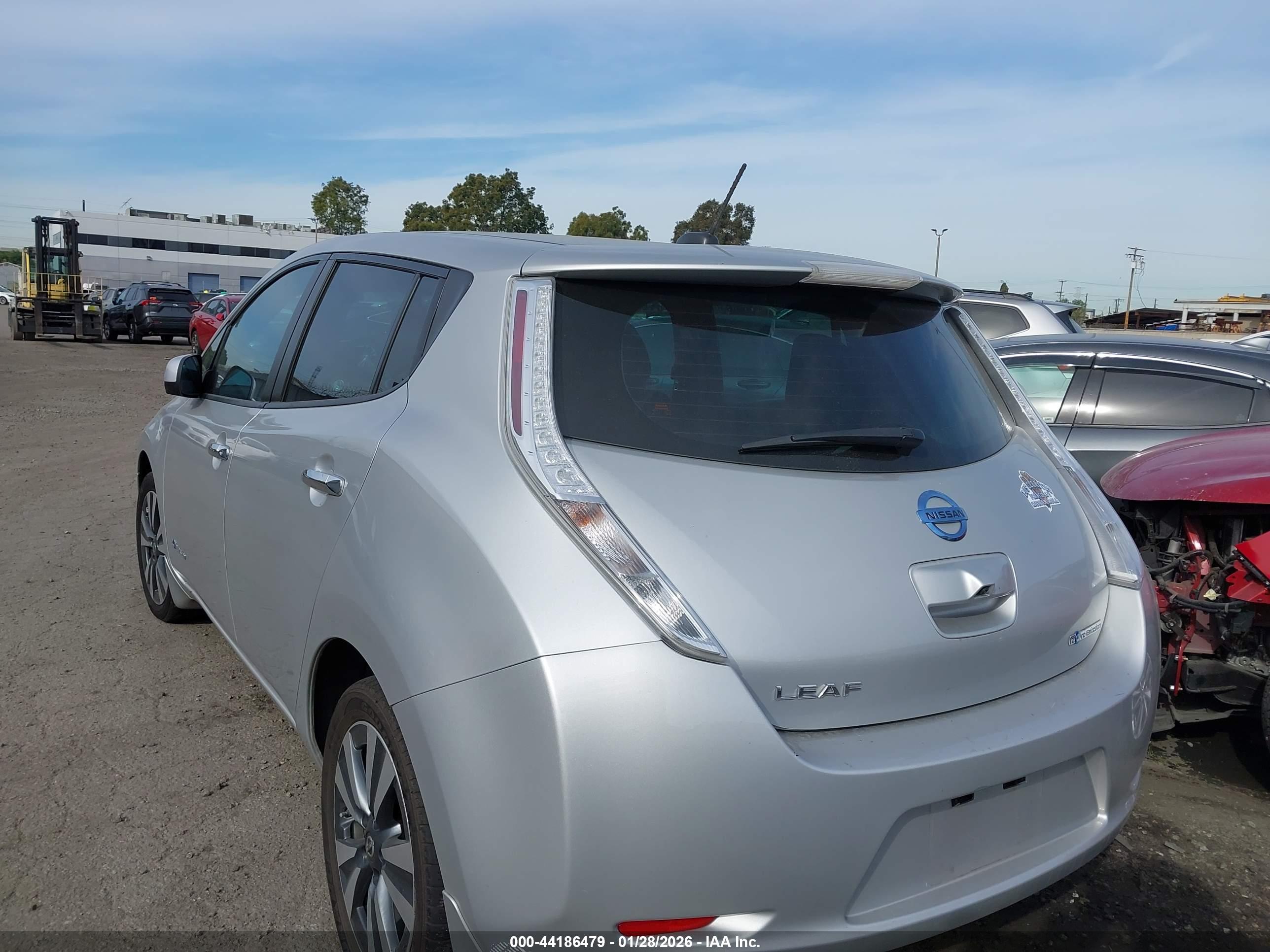NISSAN LEAF image 3