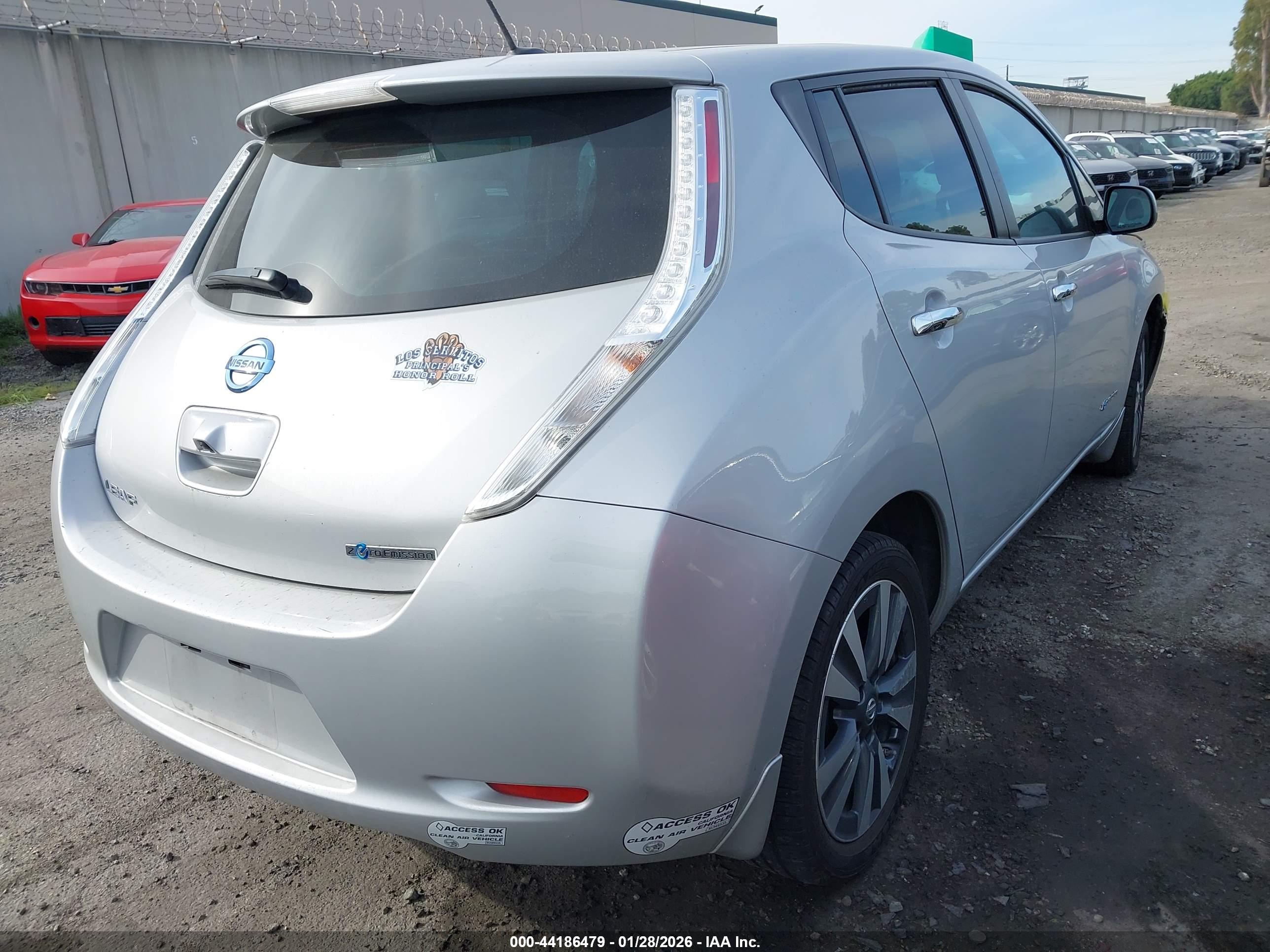 NISSAN LEAF image 4