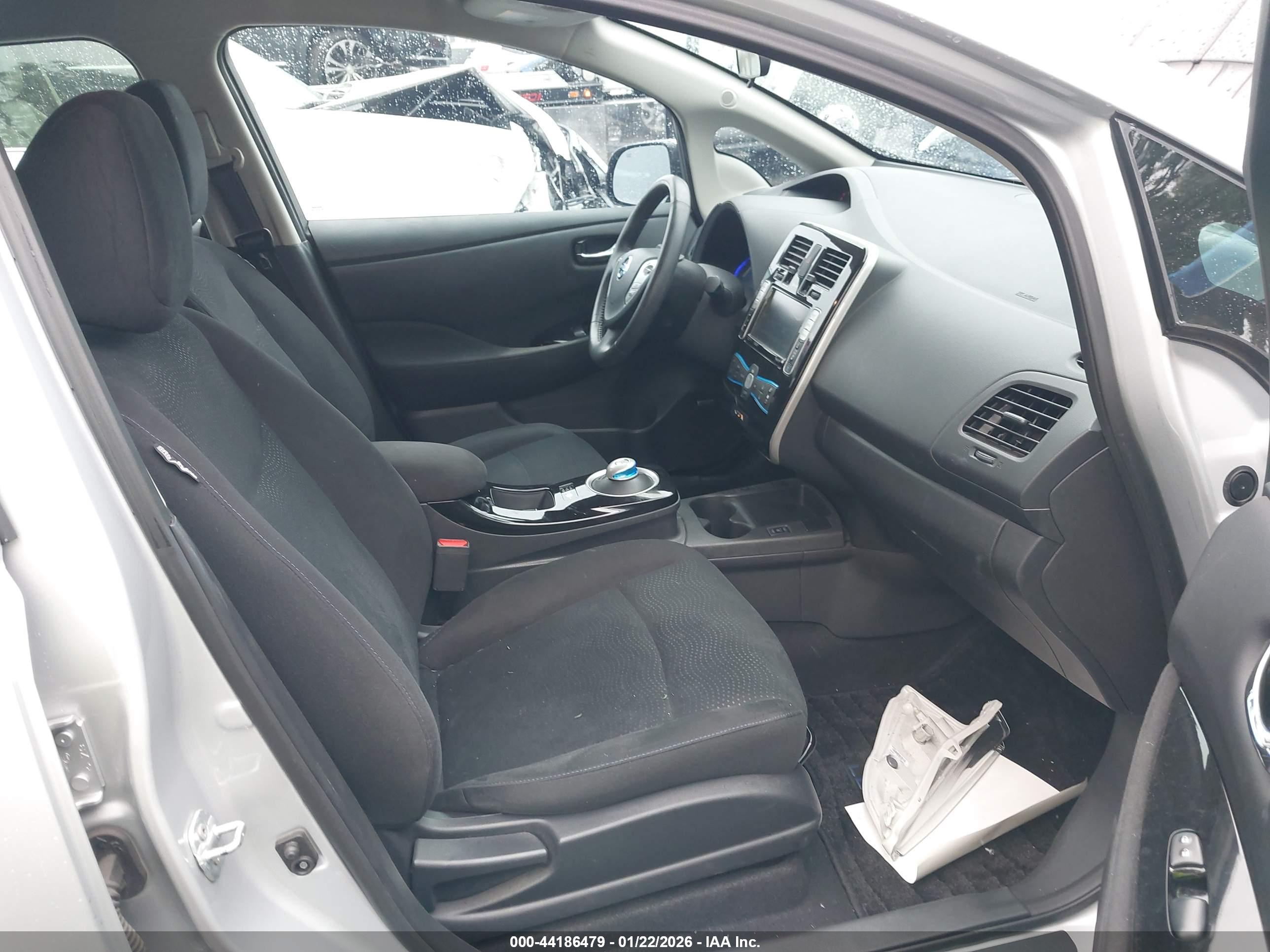 NISSAN LEAF image 5