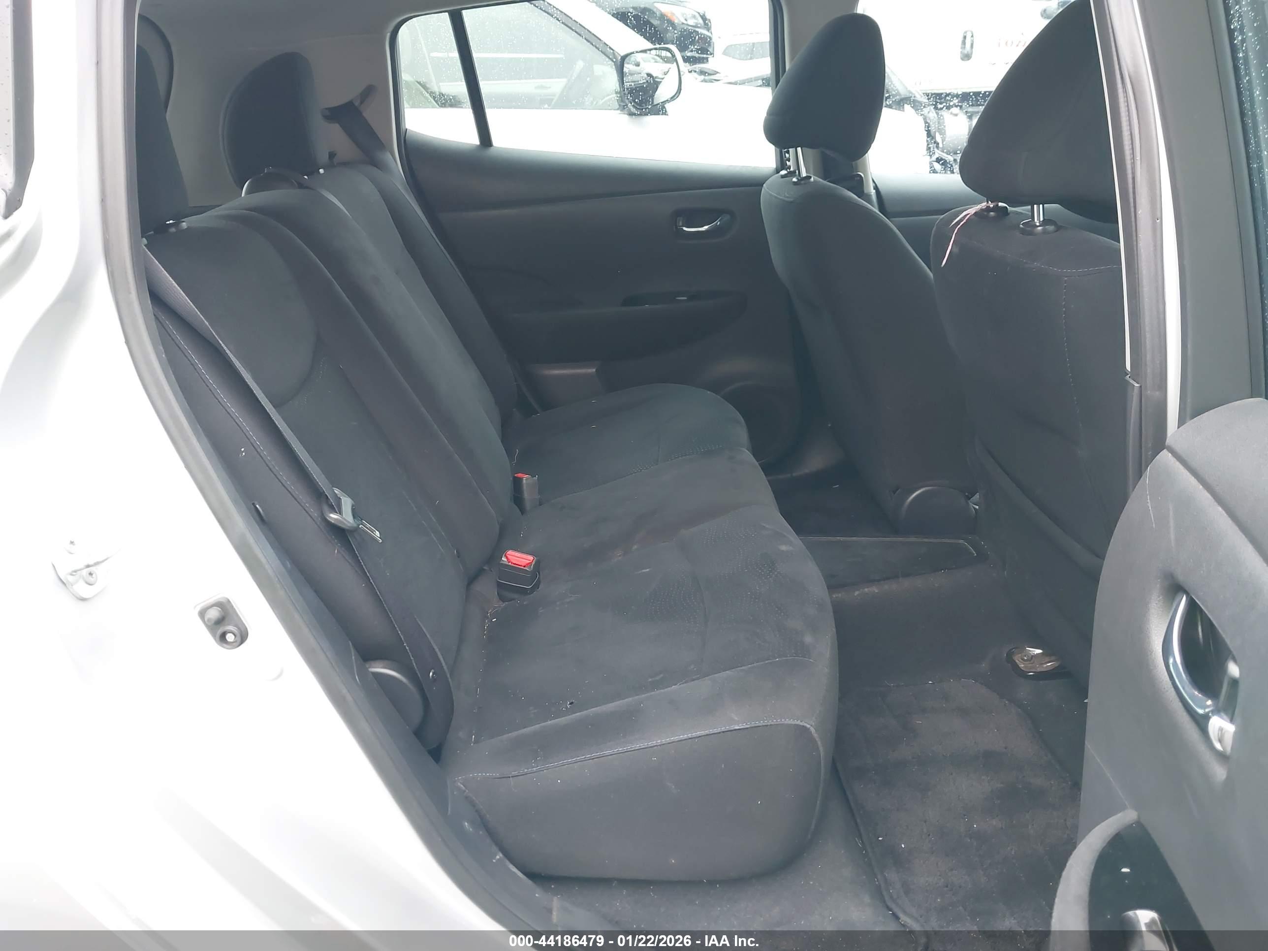 NISSAN LEAF image 8