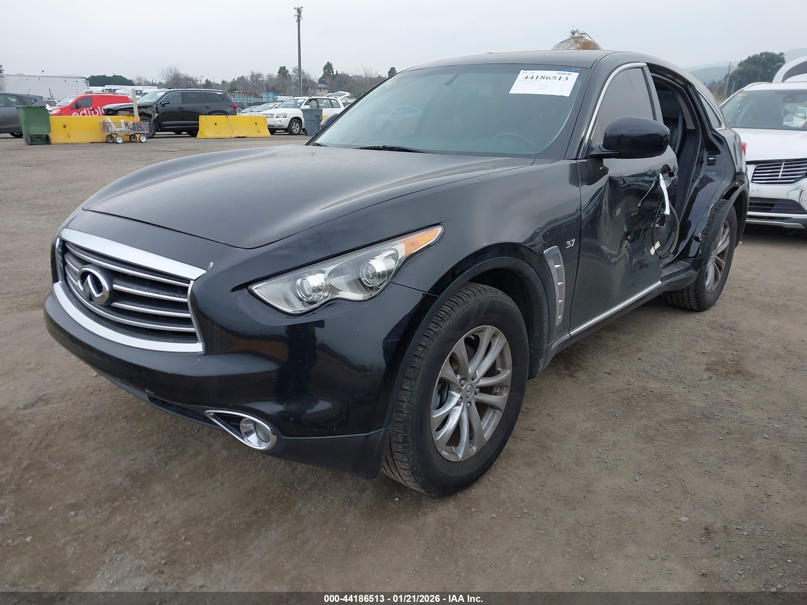 INFINITI QX70 image 2