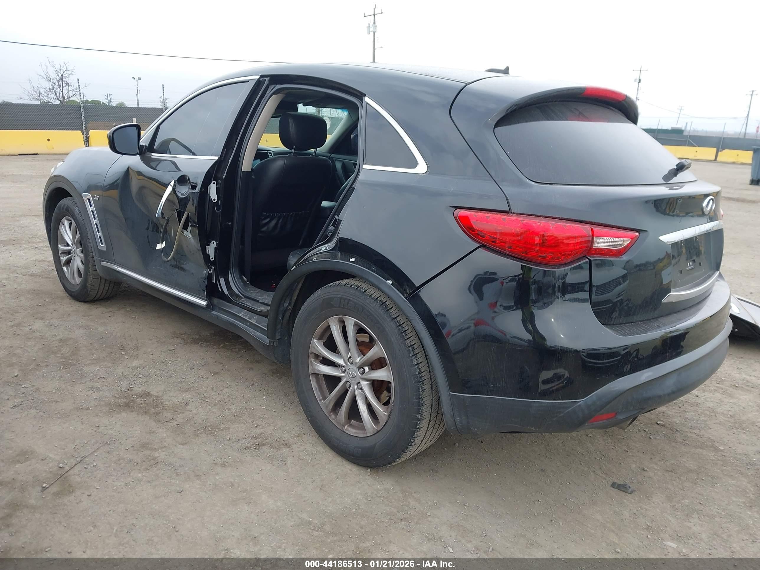 INFINITI QX70 image 3
