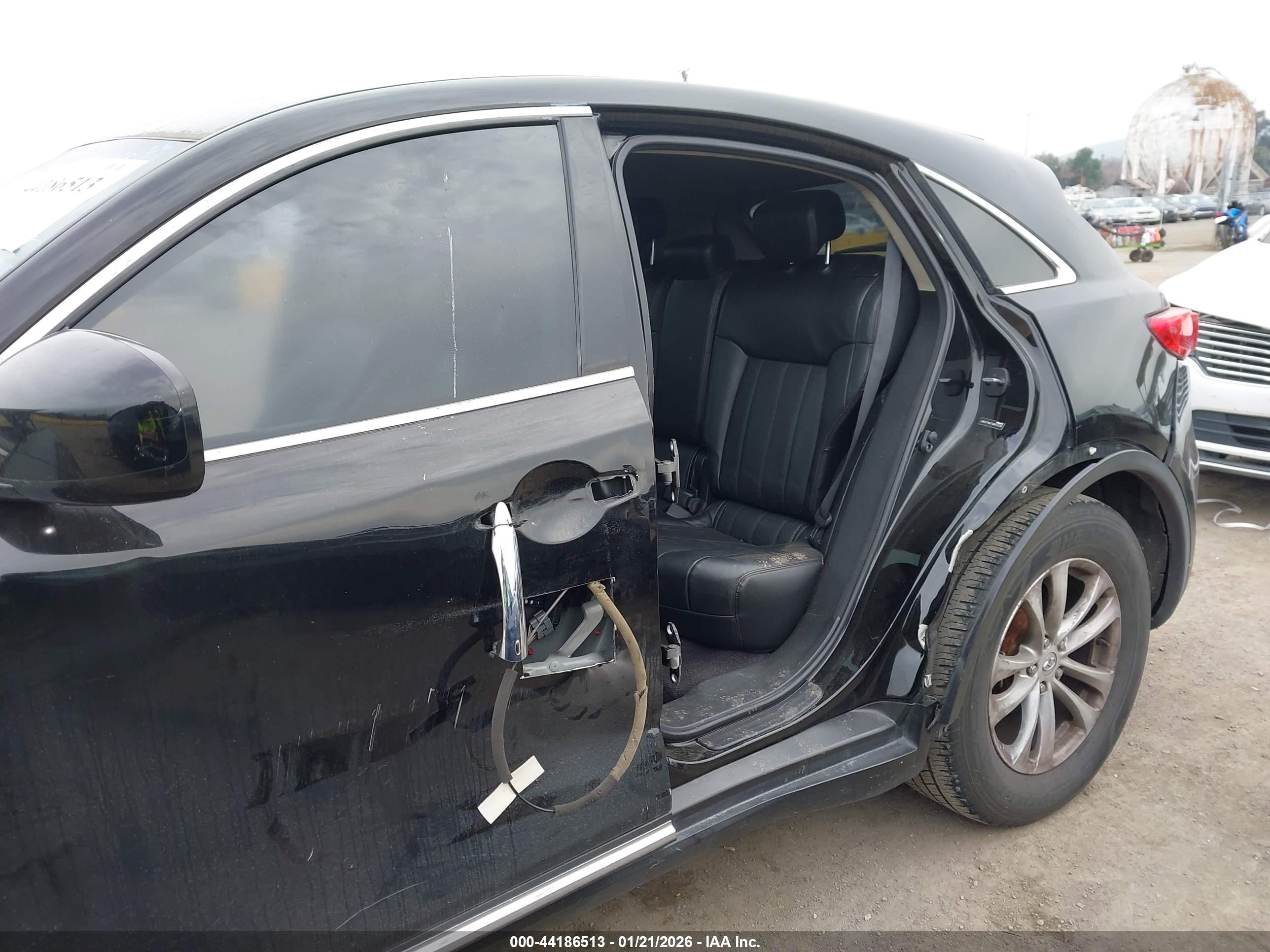 INFINITI QX70 image 6