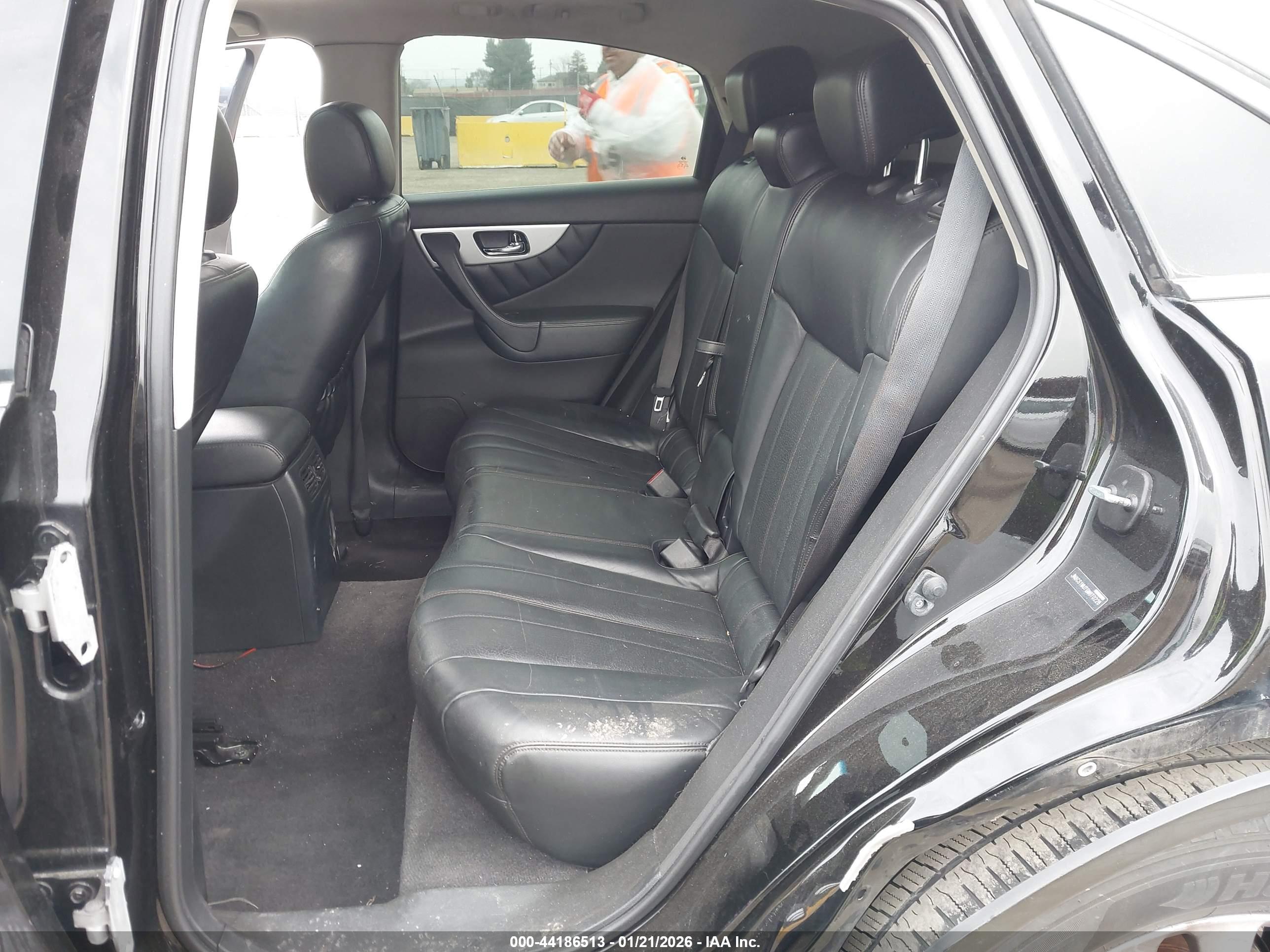 INFINITI QX70 image 8