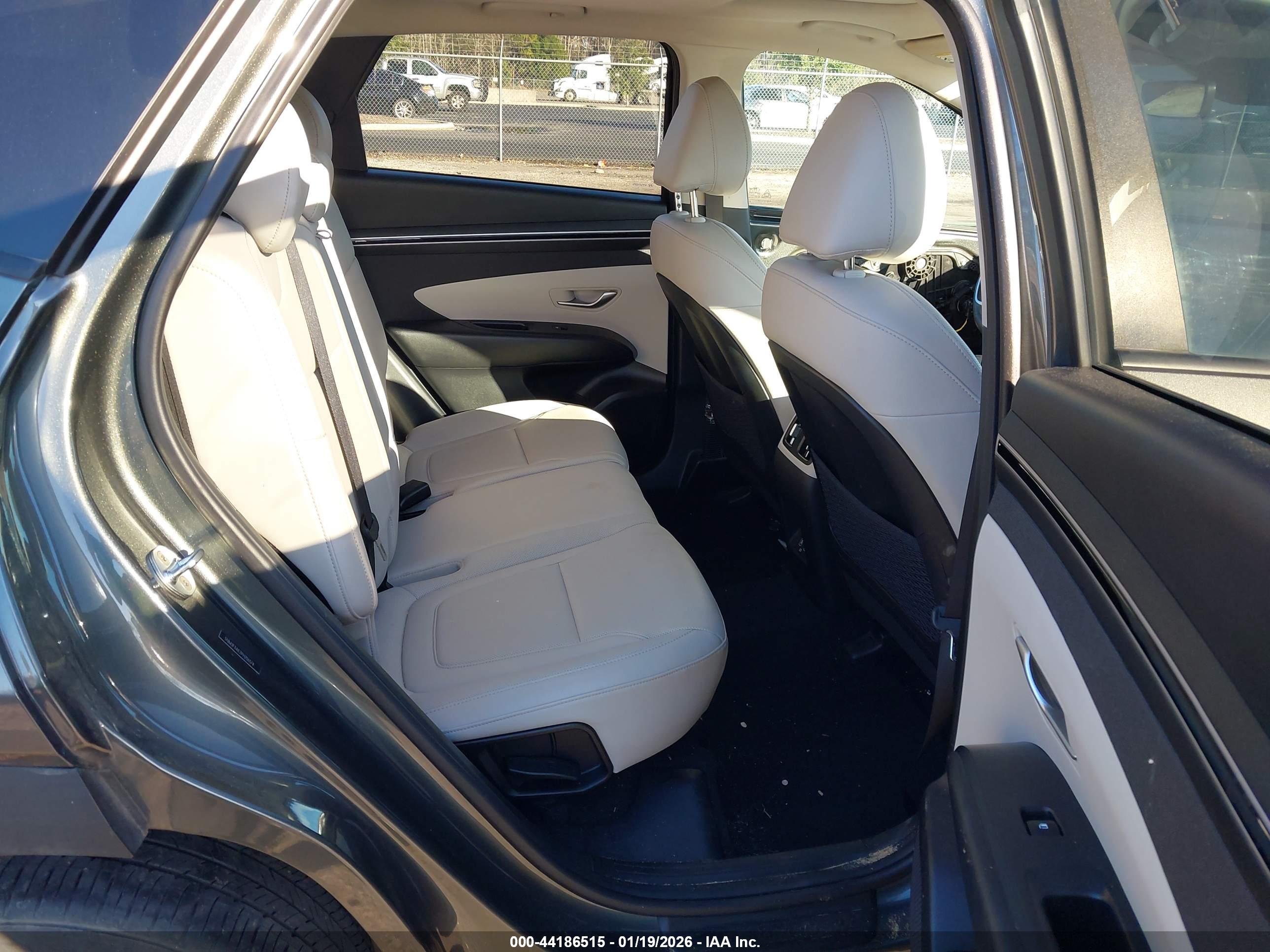HYUNDAI TUCSON image 8