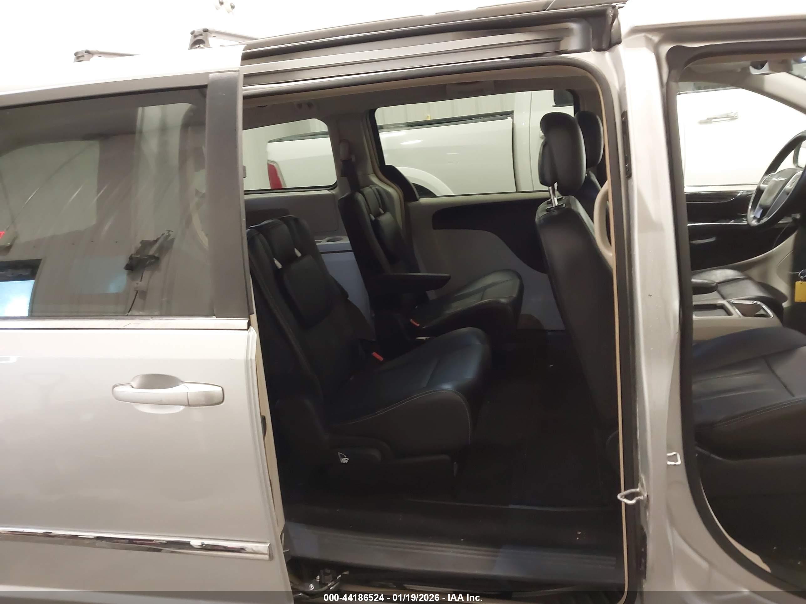 CHRYSLER TOWN image 8
