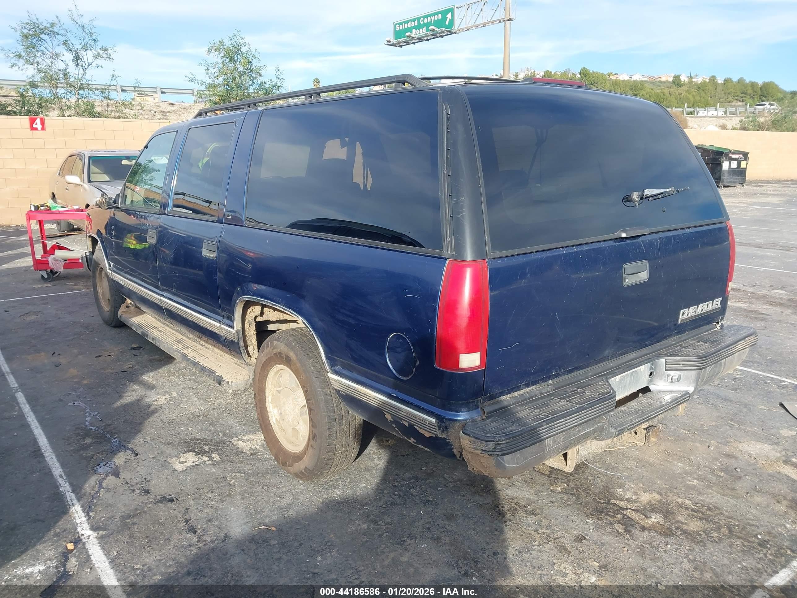 CHEVROLET SUBURBAN image 3