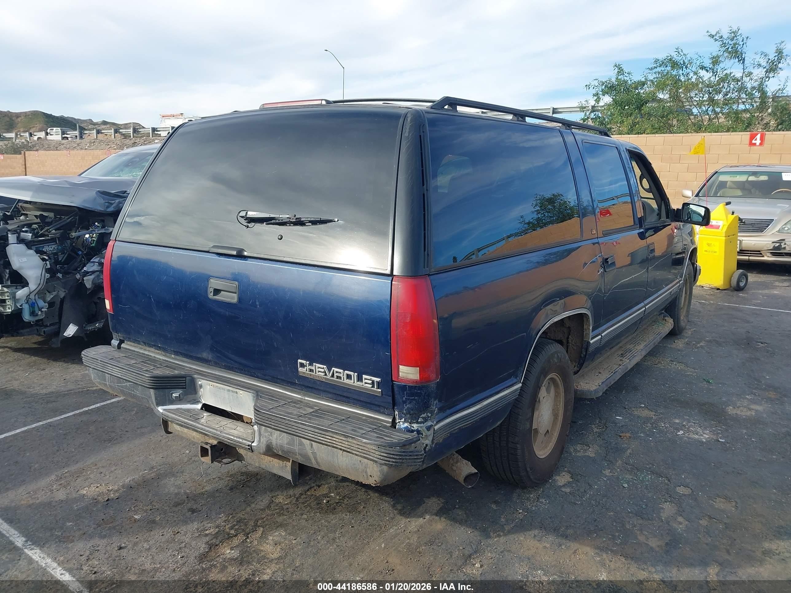 CHEVROLET SUBURBAN image 4