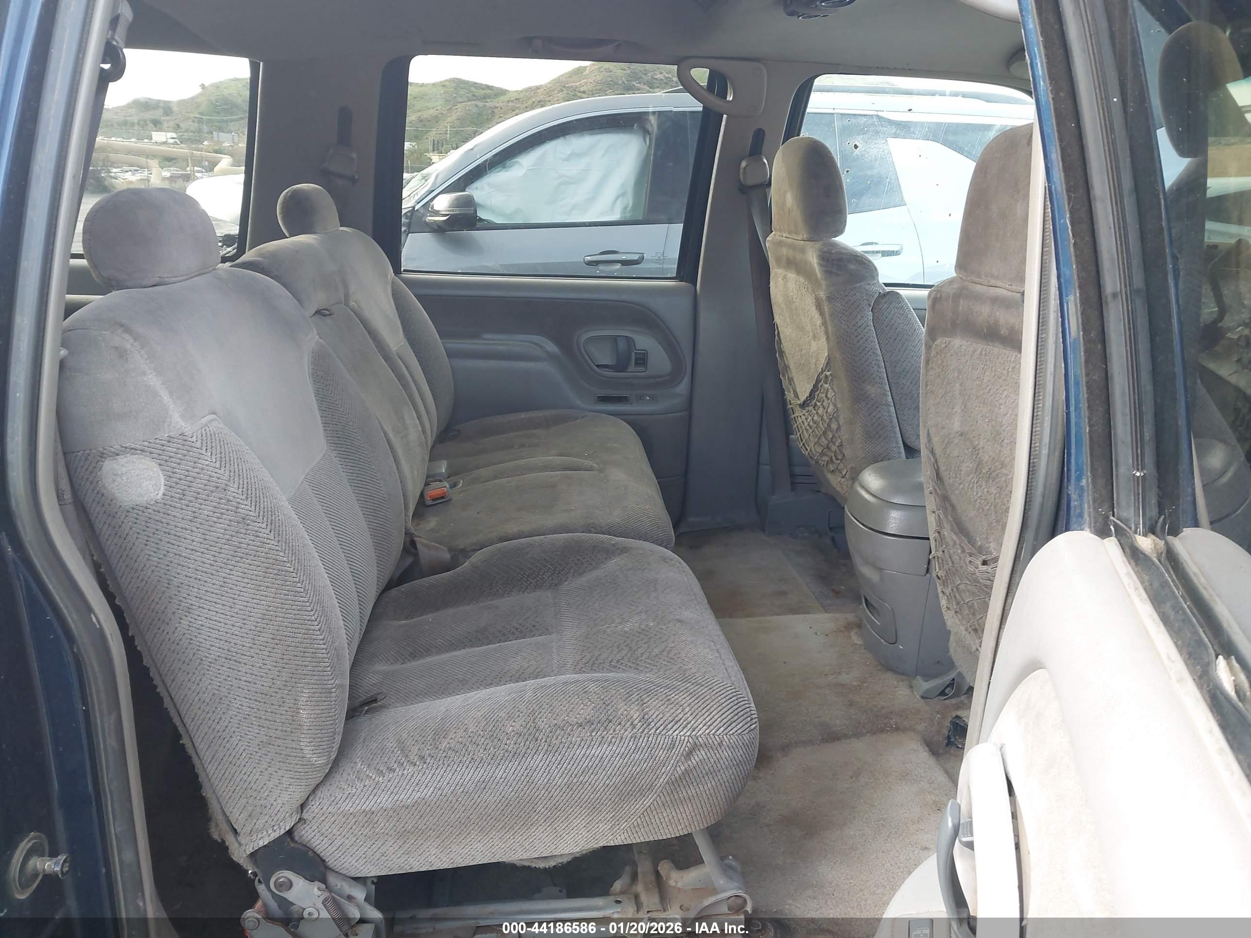 CHEVROLET SUBURBAN image 8