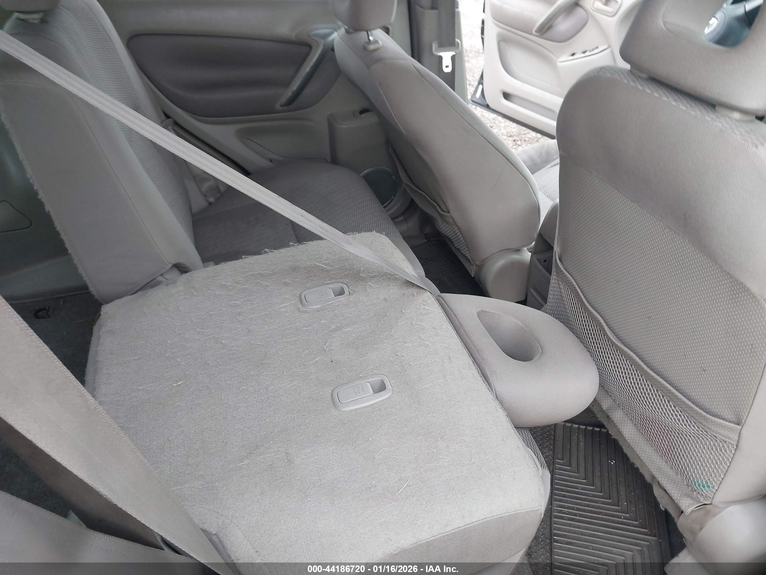 TOYOTA RAV4 image 8