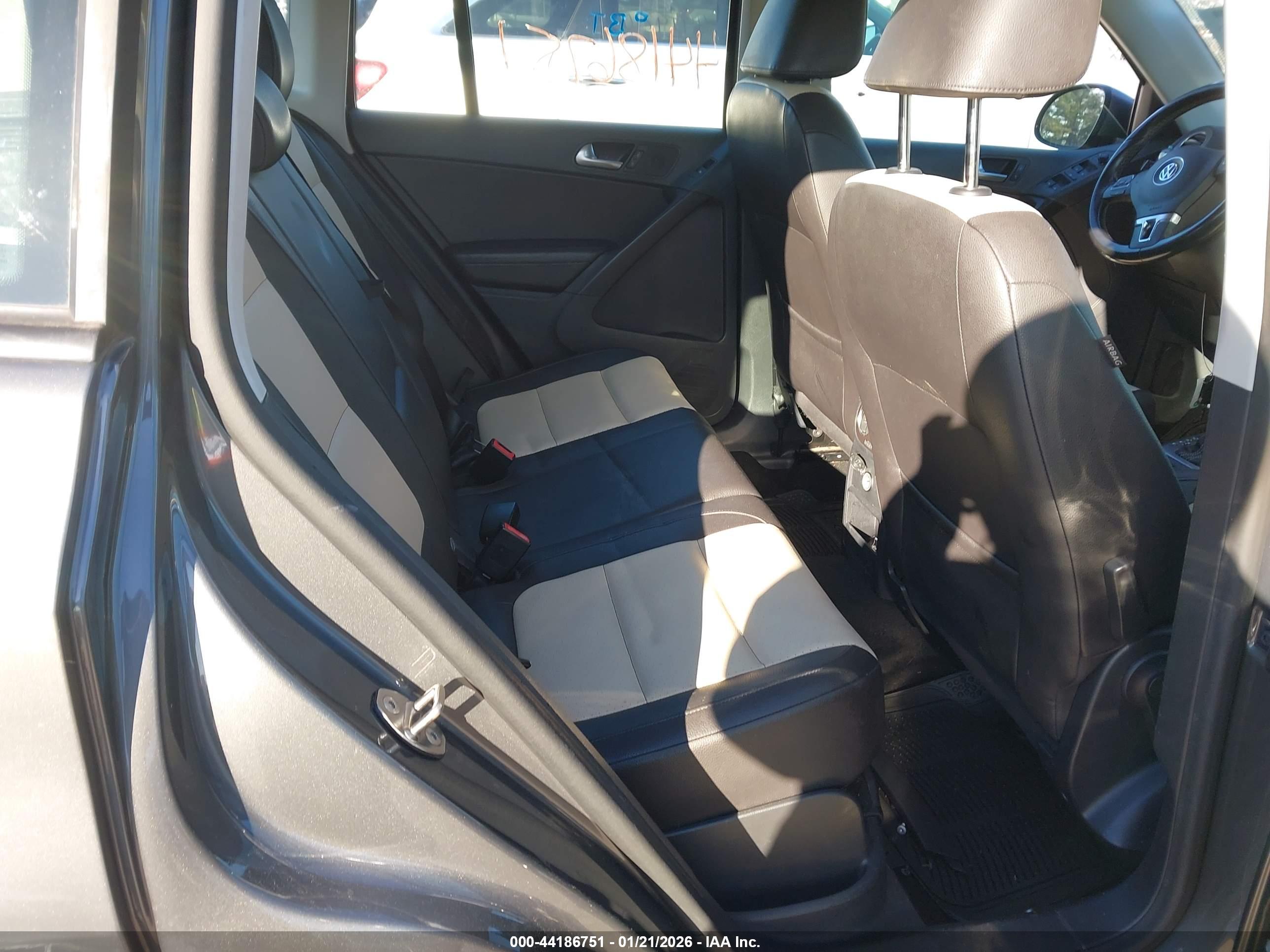 VOLKSWAGEN TIGUAN image 8