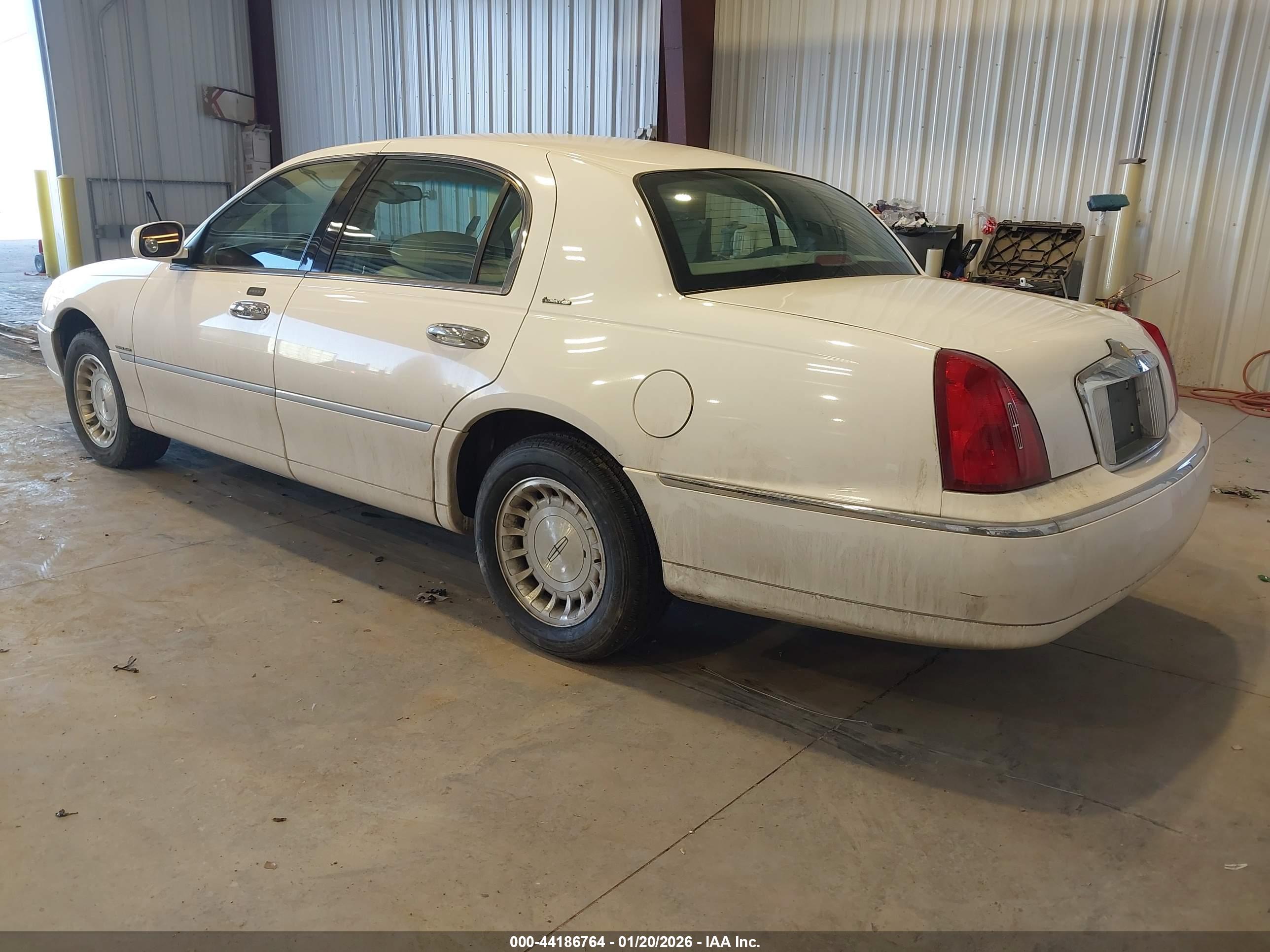 LINCOLN TOWN image 3