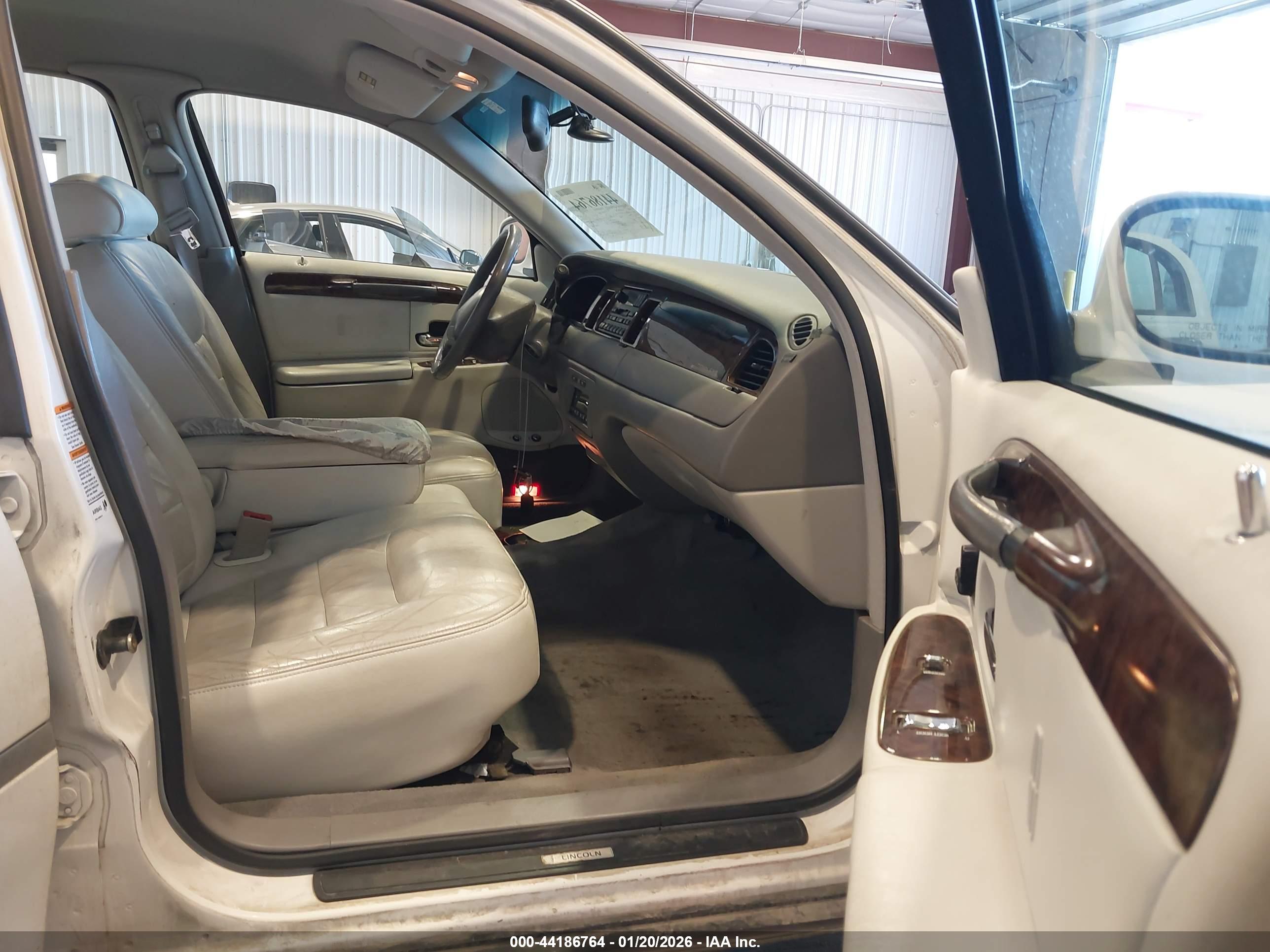LINCOLN TOWN image 5