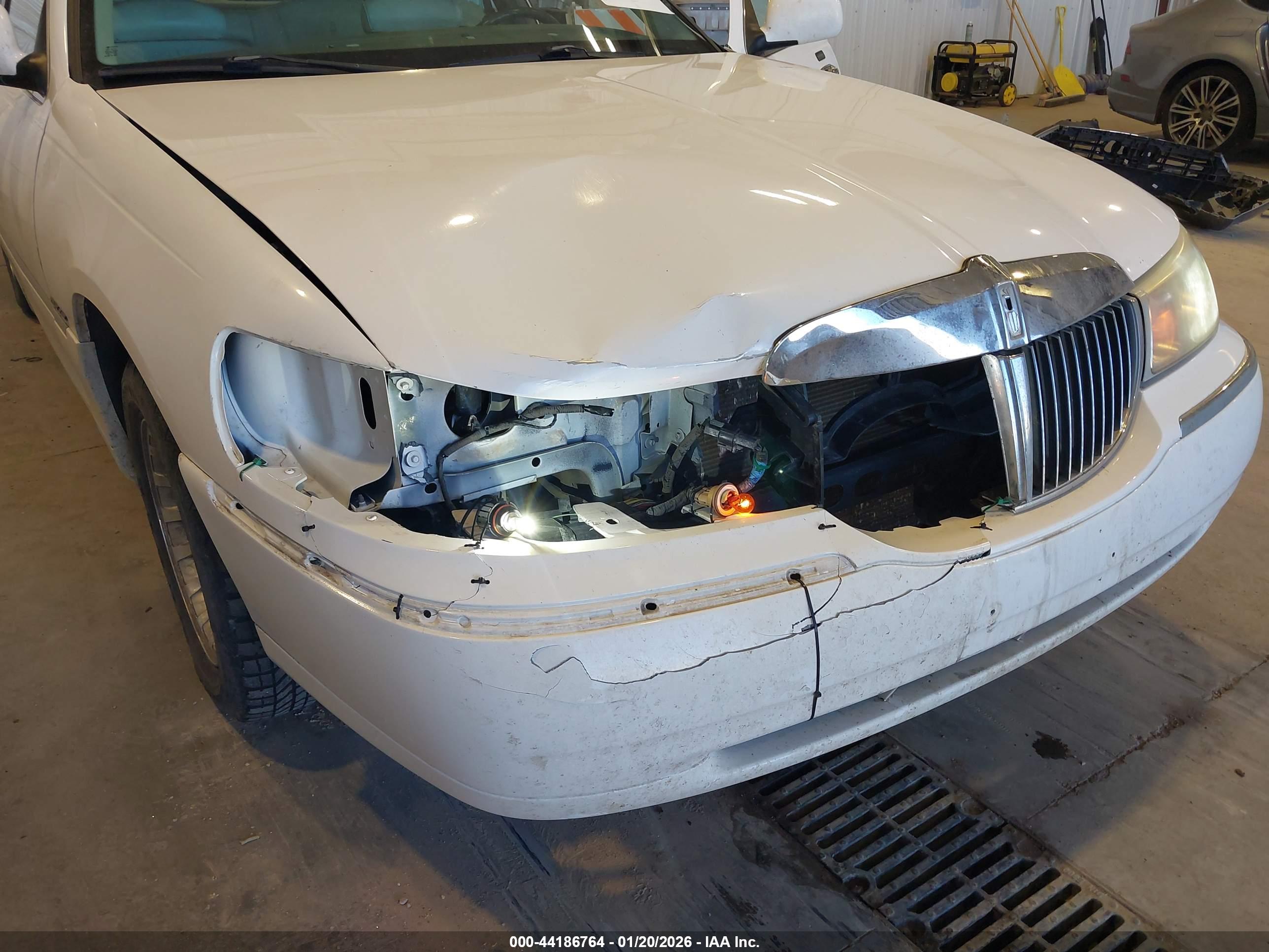 LINCOLN TOWN image 6
