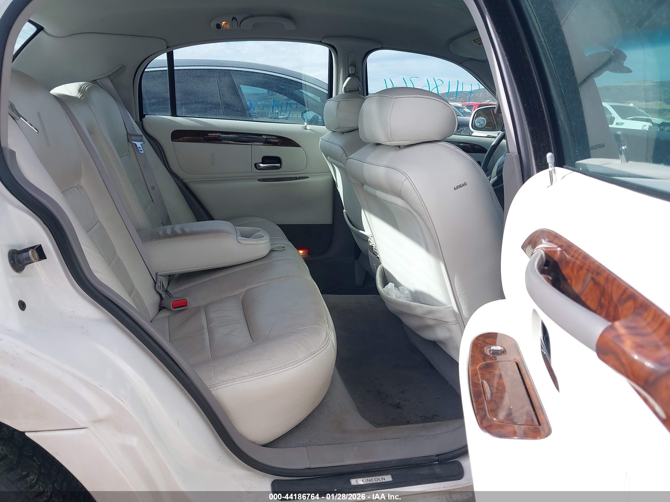 LINCOLN TOWN image 8