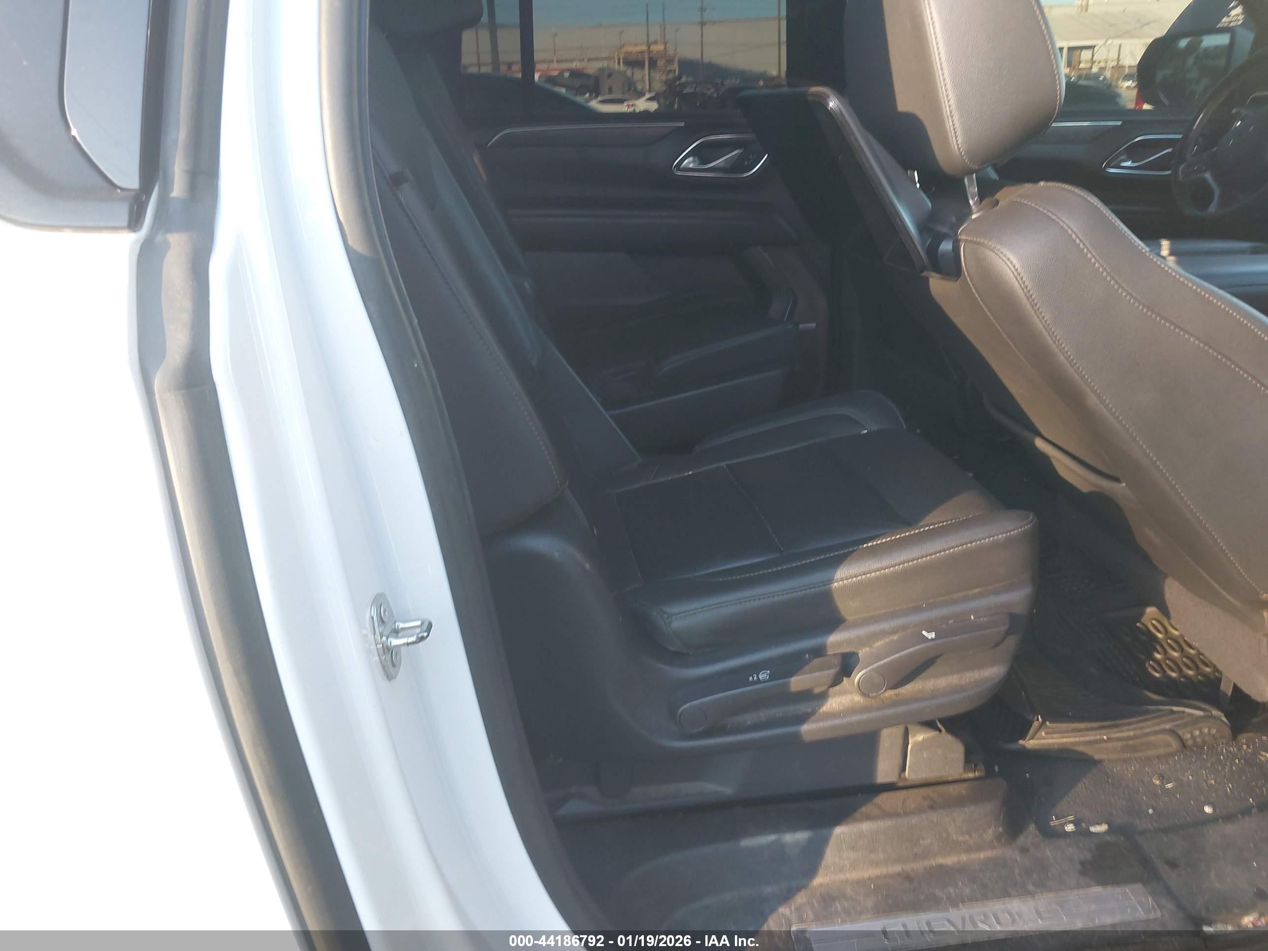 CHEVROLET SUBURBAN image 8