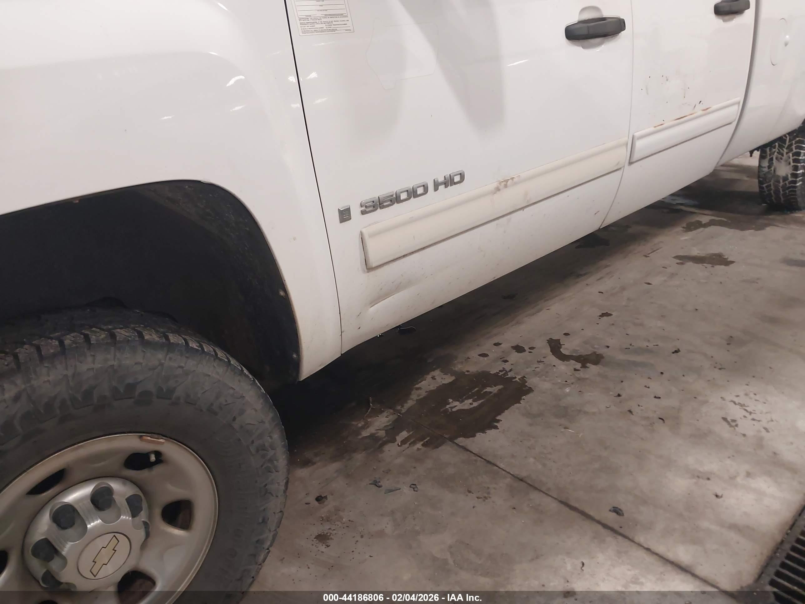 CHEVROLET SILVERADO image 6