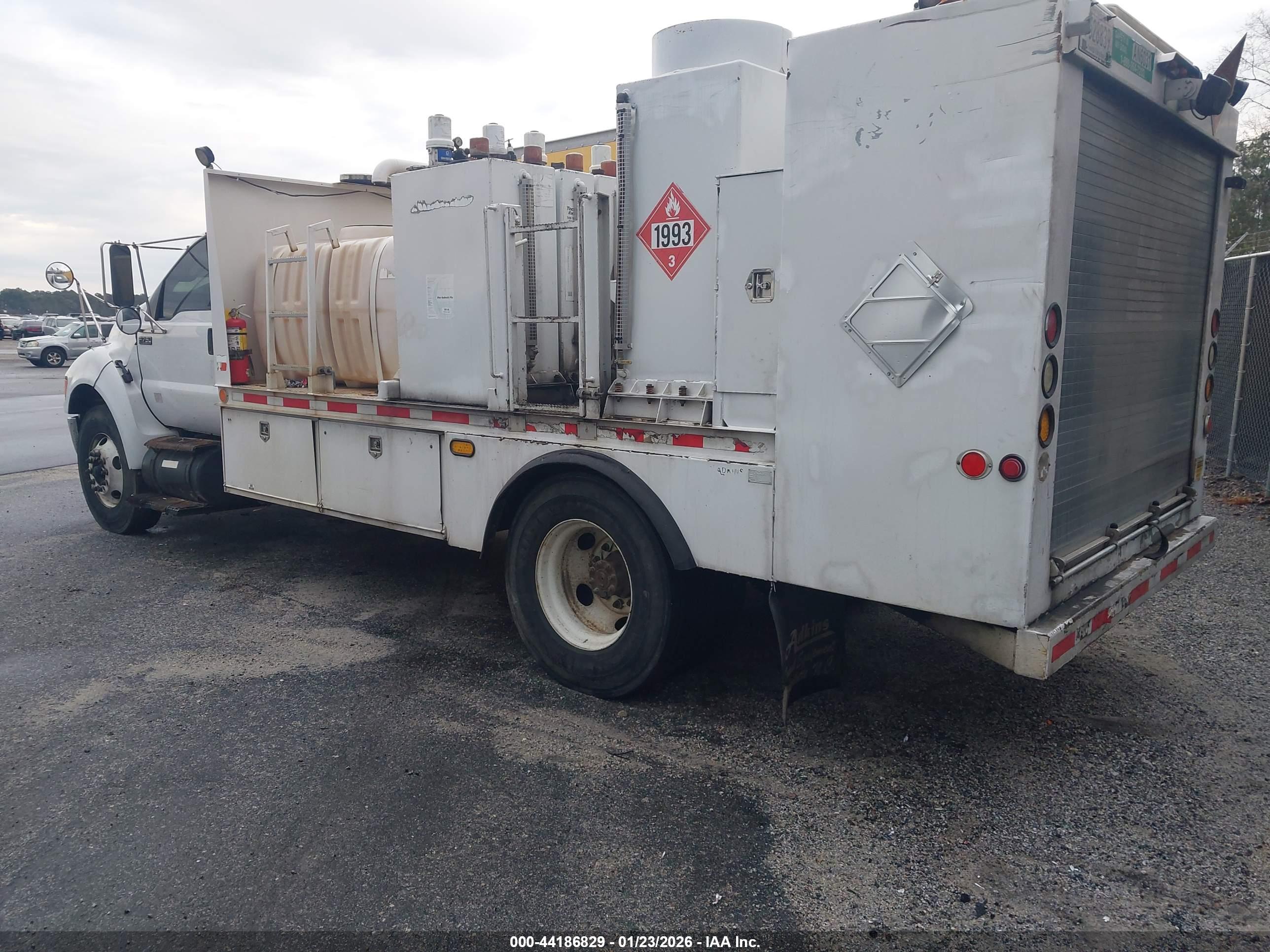FORD F-750 image 3